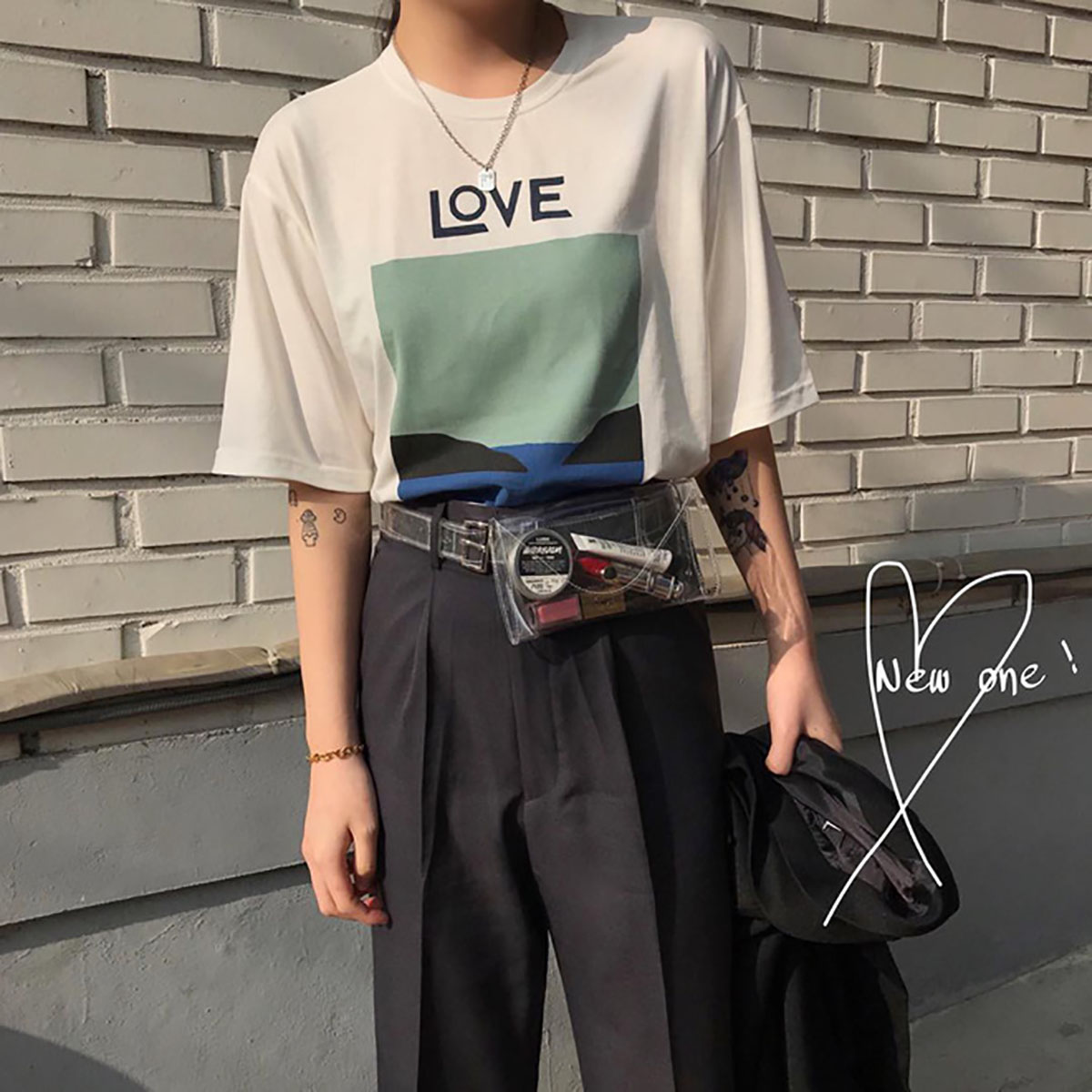 Waist bag trong suốt: Trendy, độc đáo, tươi mới và trông cực kỳ 'summer'