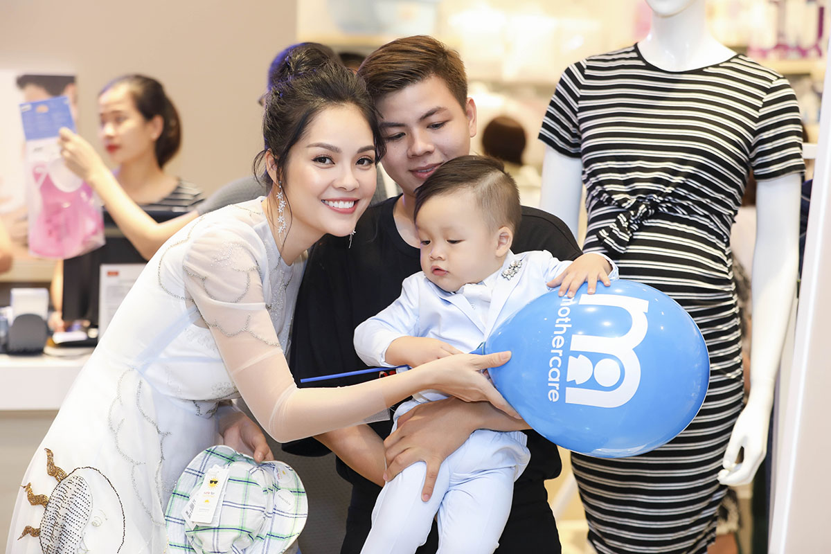 Ông xã hộ tống Hà Anh đi mua sắm cho công chúa nhỏ sắp chào đời