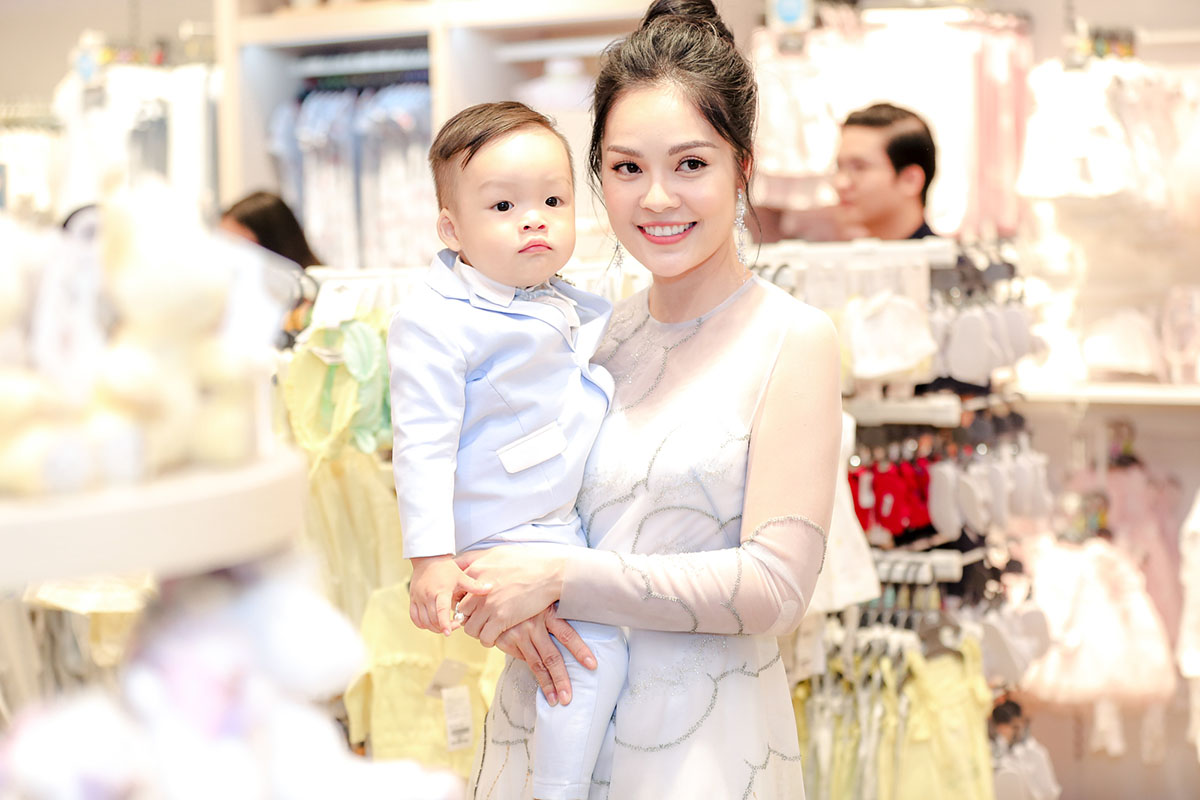 Ông xã hộ tống Hà Anh đi mua sắm cho công chúa nhỏ sắp chào đời
