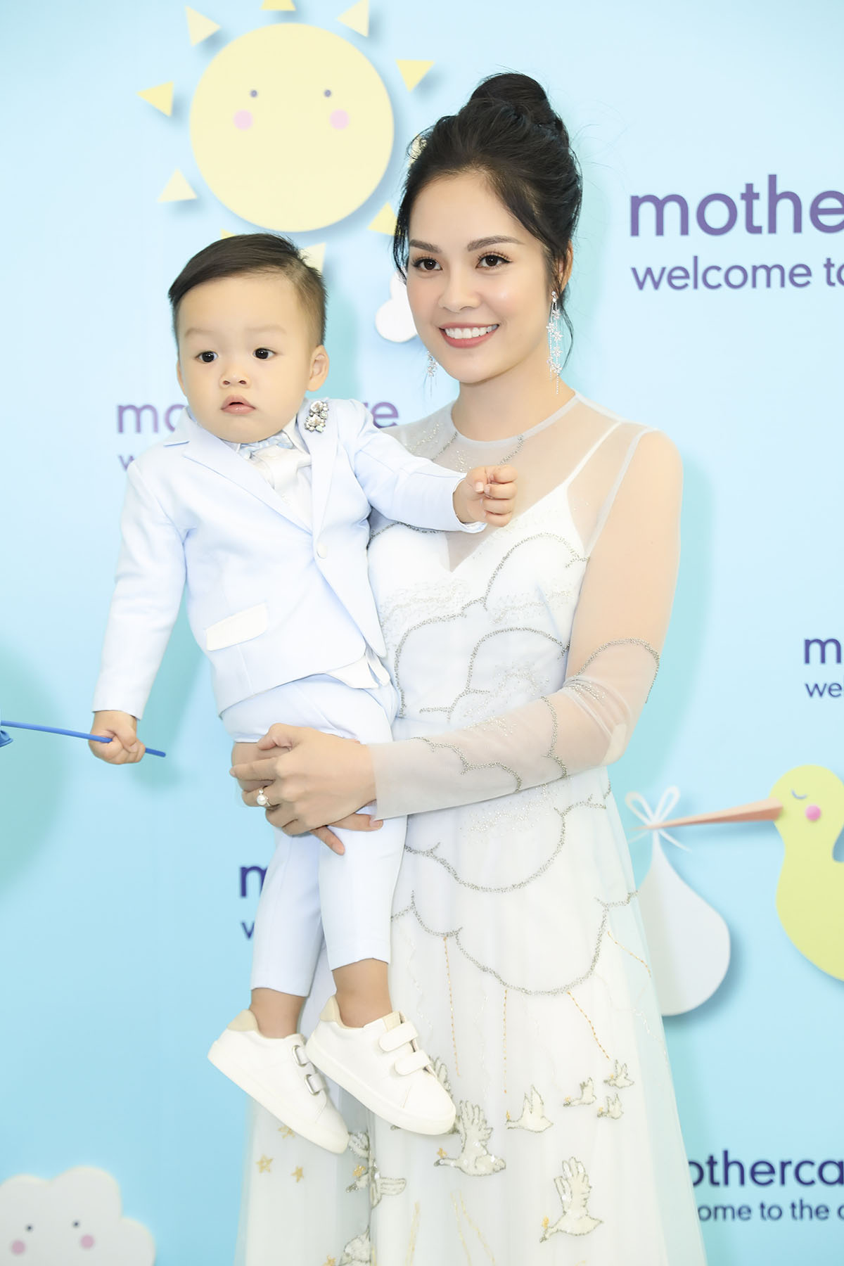 Ông xã hộ tống Hà Anh đi mua sắm cho công chúa nhỏ sắp chào đời