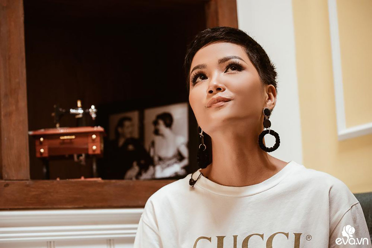 H' Hen Niê: 'Nếu bây giờ đi chăn bò, tôi sẽ mặc quần cộc hoặc bộ đồ khác không rách như xưa'
