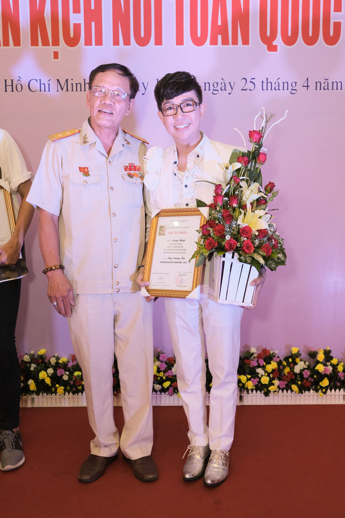 Long Nhật vỡ oà hạnh phúc khi nhận liên tiếp hai giải bạc của Liên hoan Sân khấu kịch nói toàn quốc 2018