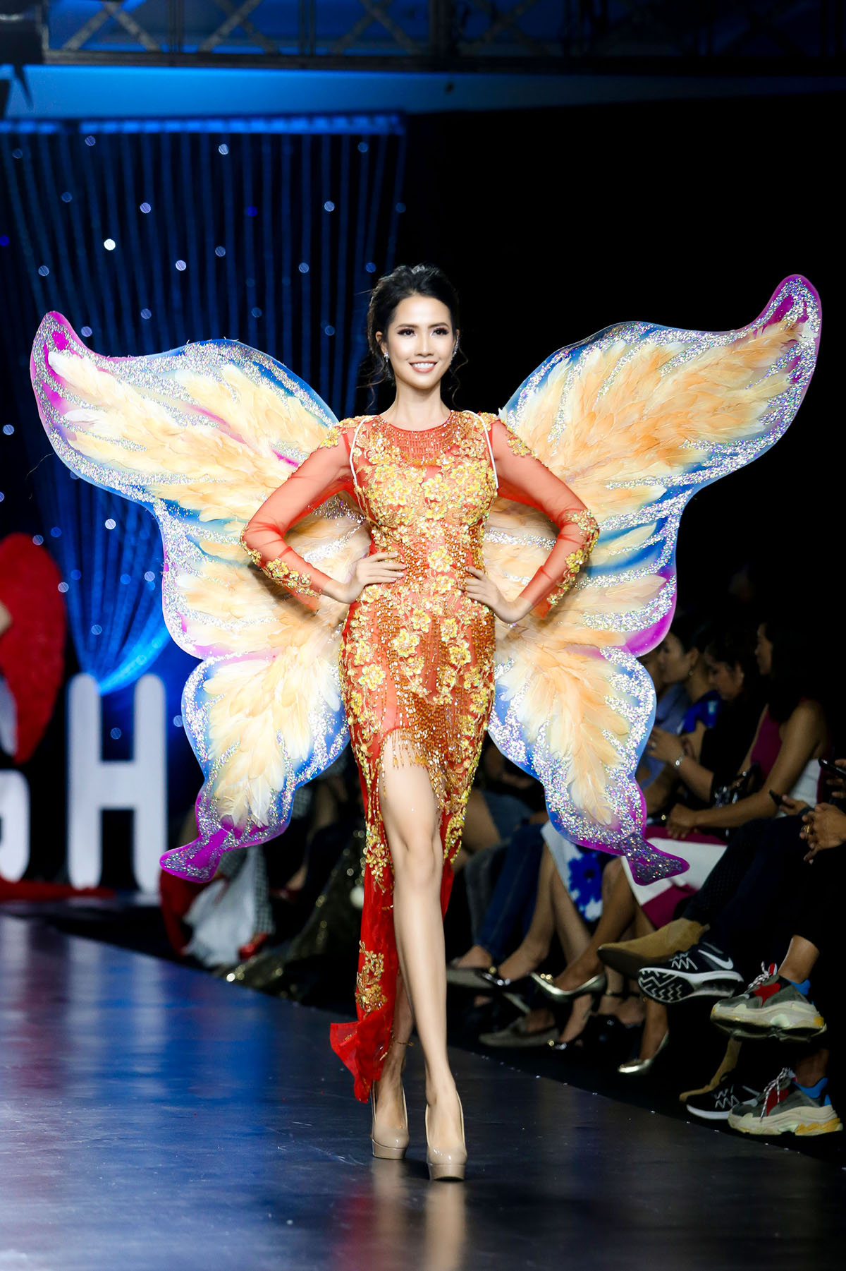 5 bộ cánh siêu lộng lẫy giúp Phan Thị Mơ biến hóa liên tục trên sàn diễn thời trang