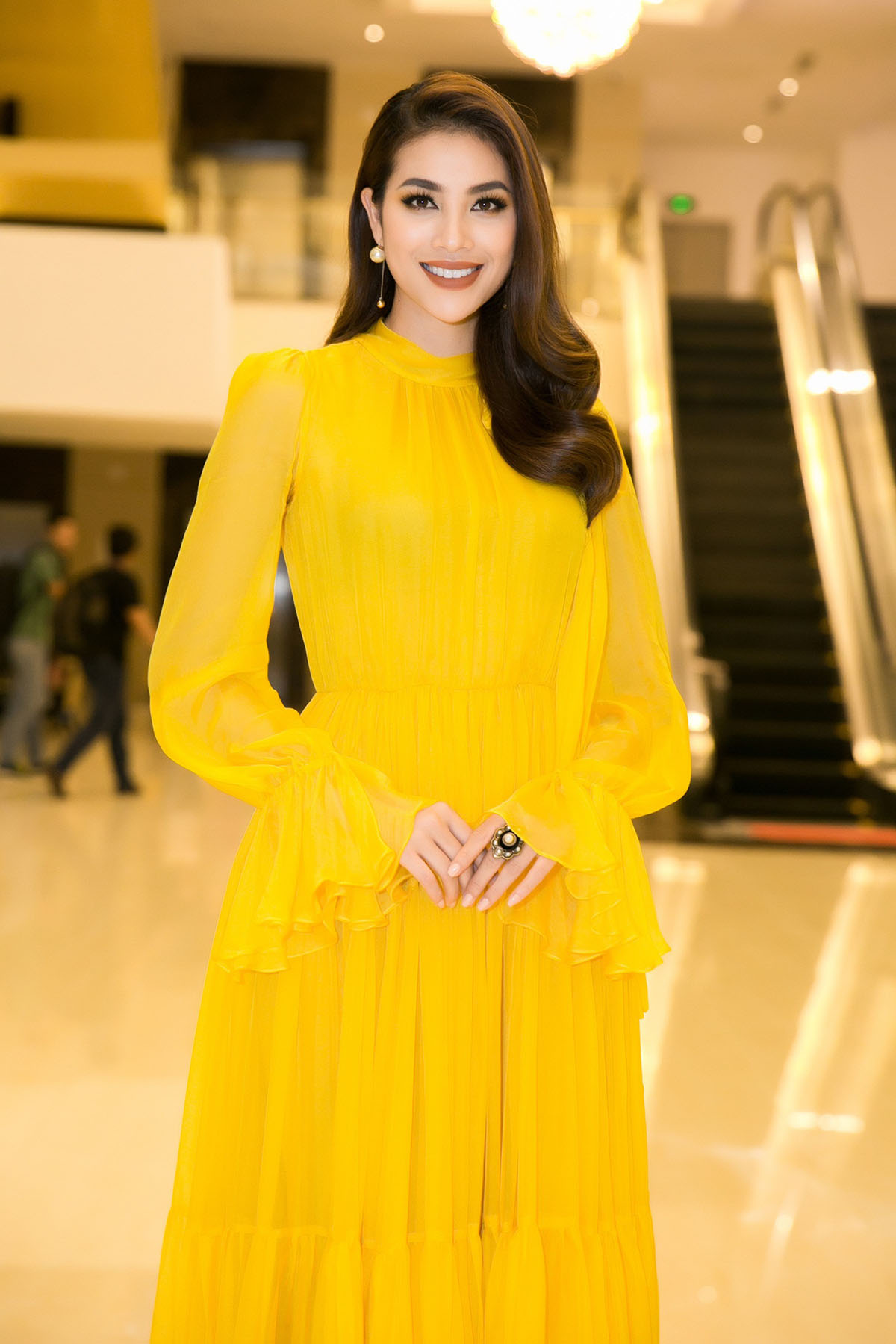 Phạm Hương diện váy vàng rực xuất hiện tựa nữ thần