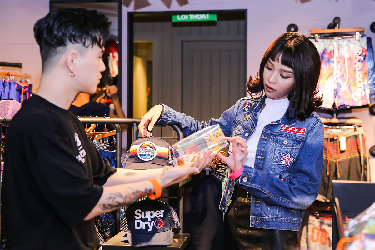 Châu Bùi đi vắng, Decao rủ Phí Phương Anh mua sắm khoả lấp nỗi buồn
