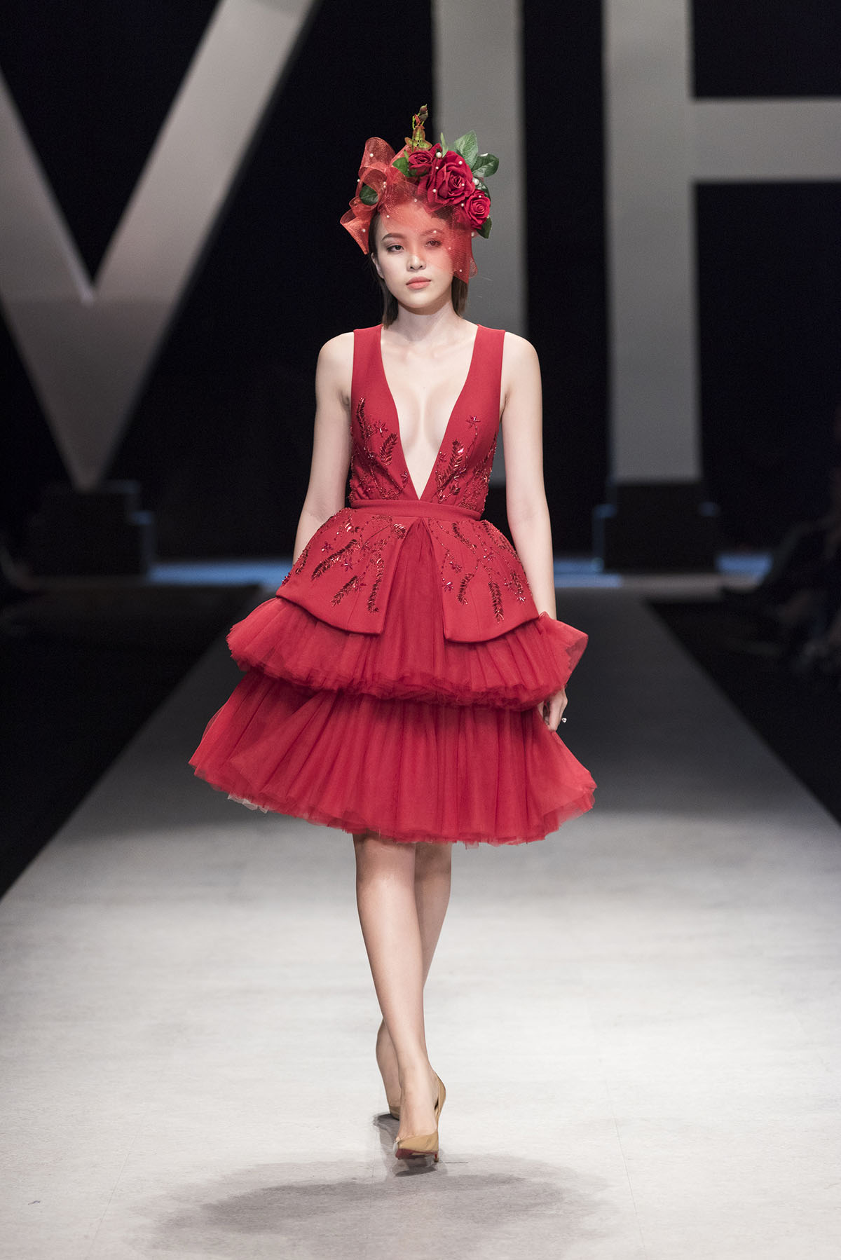 Vương hậu Marie Antoinette, Lan Khuê vấp tế trên sàn catwalk vì váy áo quá nặng