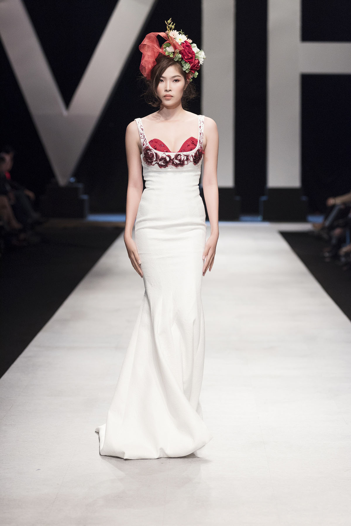 Vương hậu Marie Antoinette, Lan Khuê vấp tế trên sàn catwalk vì váy áo quá nặng