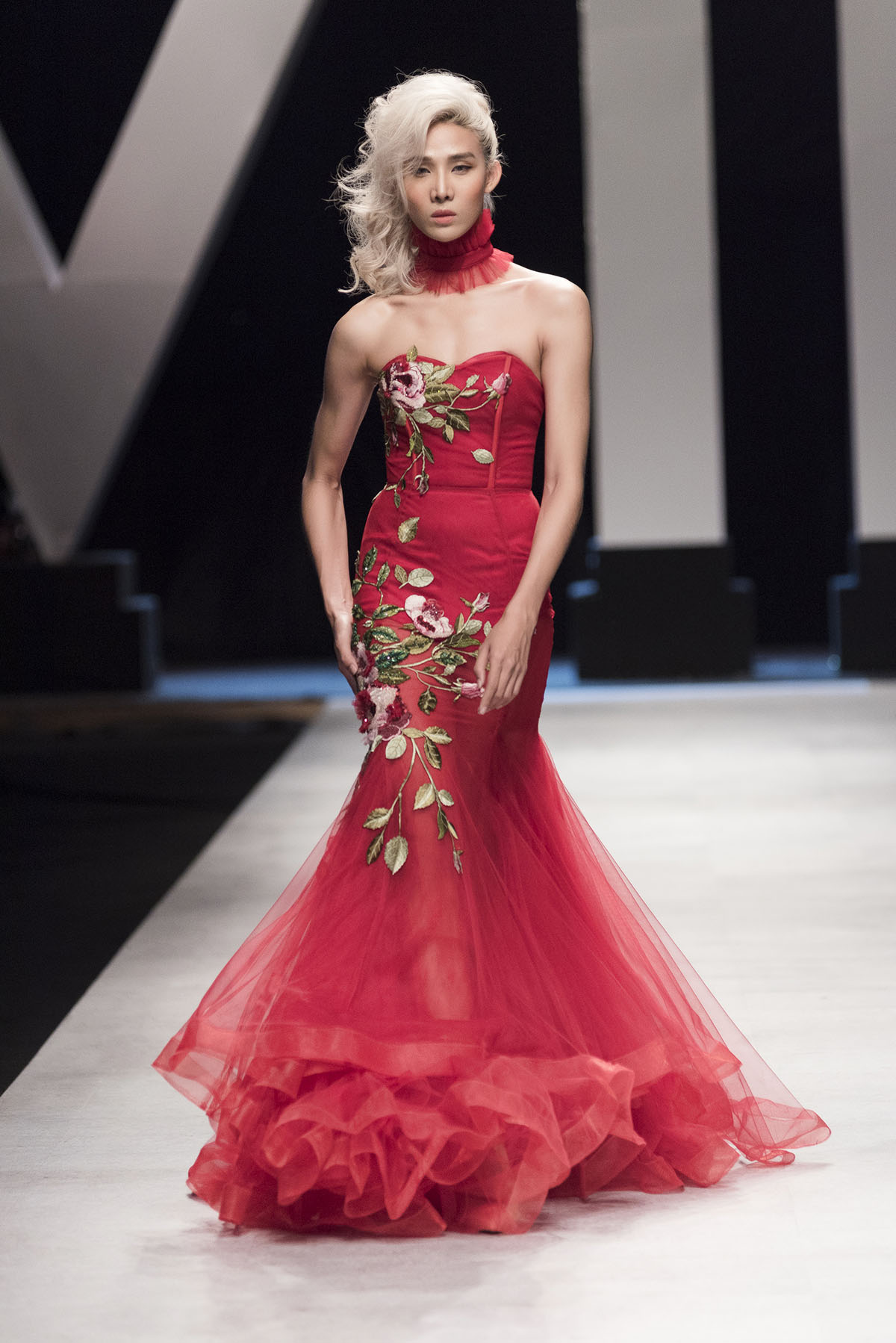 Vương hậu Marie Antoinette, Lan Khuê vấp tế trên sàn catwalk vì váy áo quá nặng