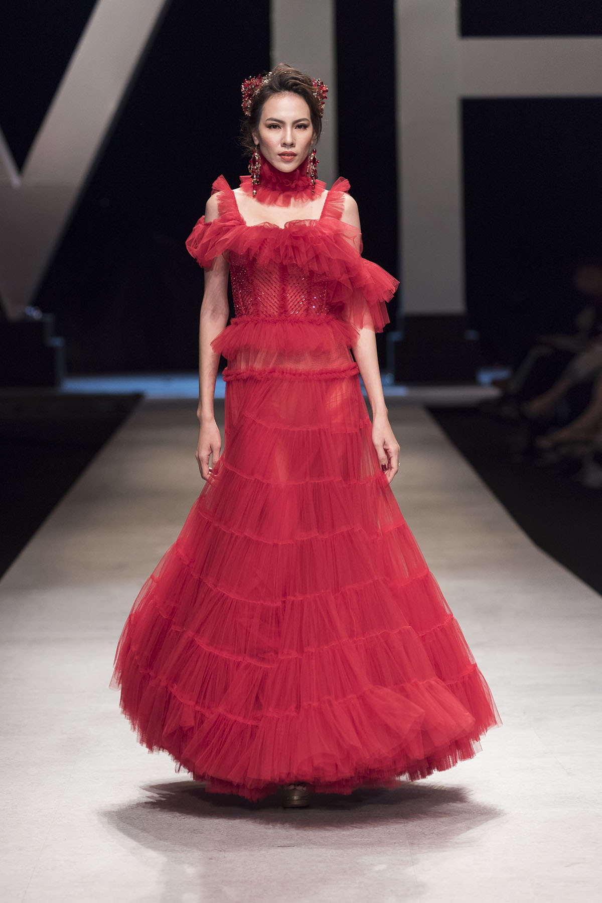 Vương hậu Marie Antoinette, Lan Khuê vấp tế trên sàn catwalk vì váy áo quá nặng