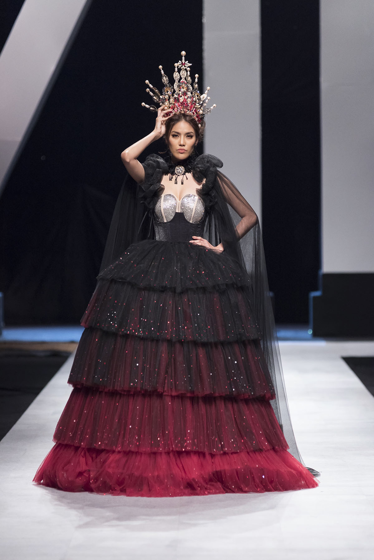 Vương hậu Marie Antoinette, Lan Khuê vấp tế trên sàn catwalk vì váy áo quá nặng