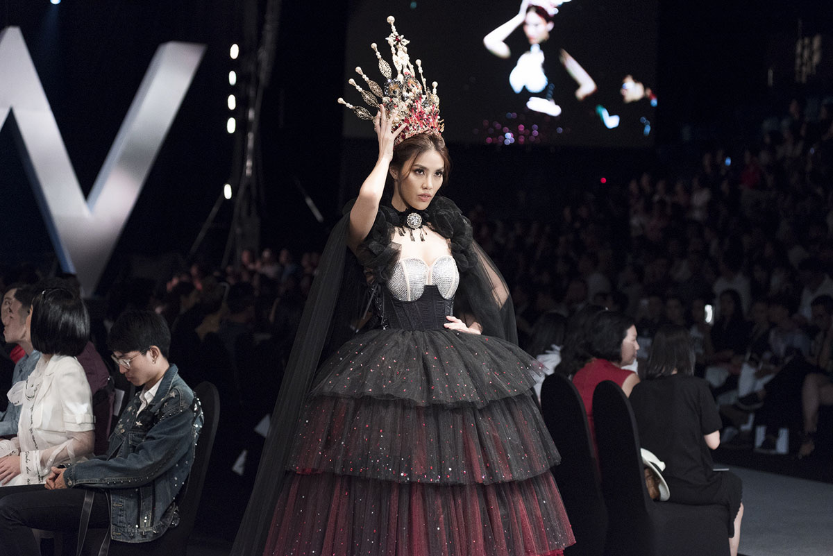 Vương hậu Marie Antoinette, Lan Khuê vấp tế trên sàn catwalk vì váy áo quá nặng