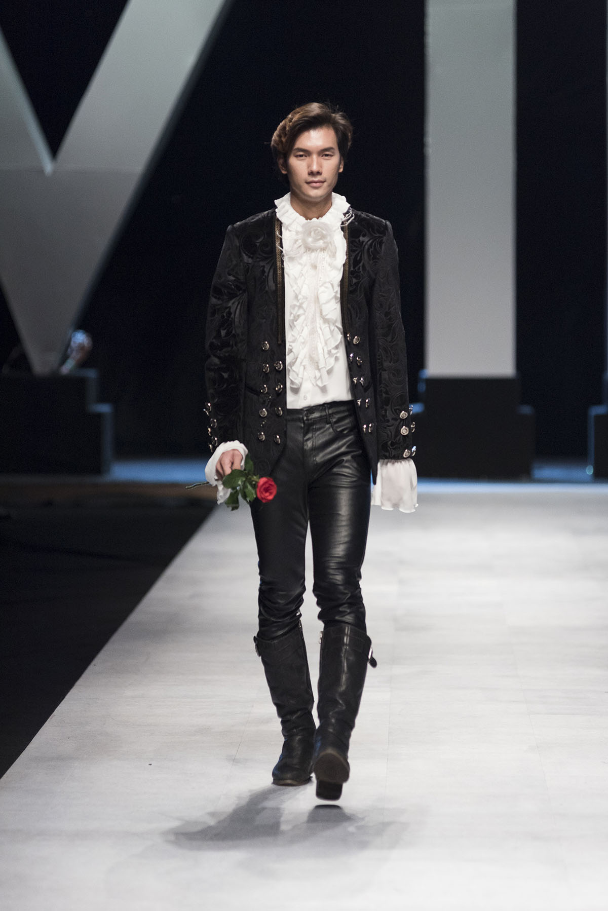 Vương hậu Marie Antoinette, Lan Khuê vấp tế trên sàn catwalk vì váy áo quá nặng