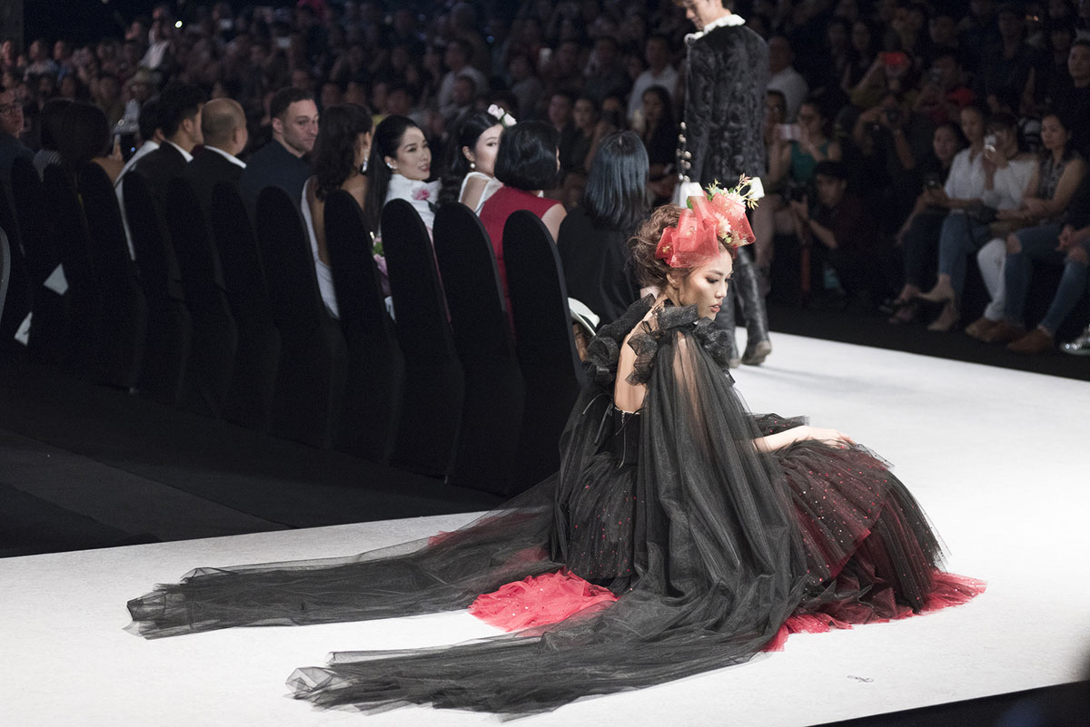 Vương hậu Marie Antoinette, Lan Khuê vấp tế trên sàn catwalk vì váy áo quá nặng