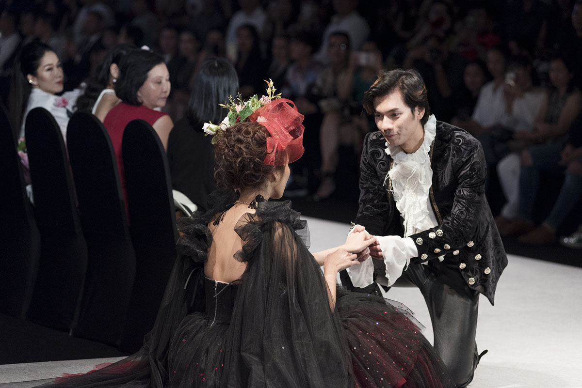 Vương hậu Marie Antoinette, Lan Khuê vấp tế trên sàn catwalk vì váy áo quá nặng