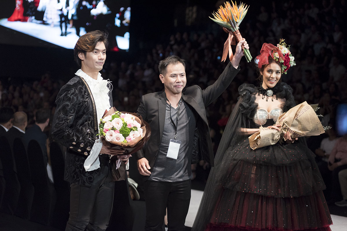 Vương hậu Marie Antoinette, Lan Khuê vấp tế trên sàn catwalk vì váy áo quá nặng