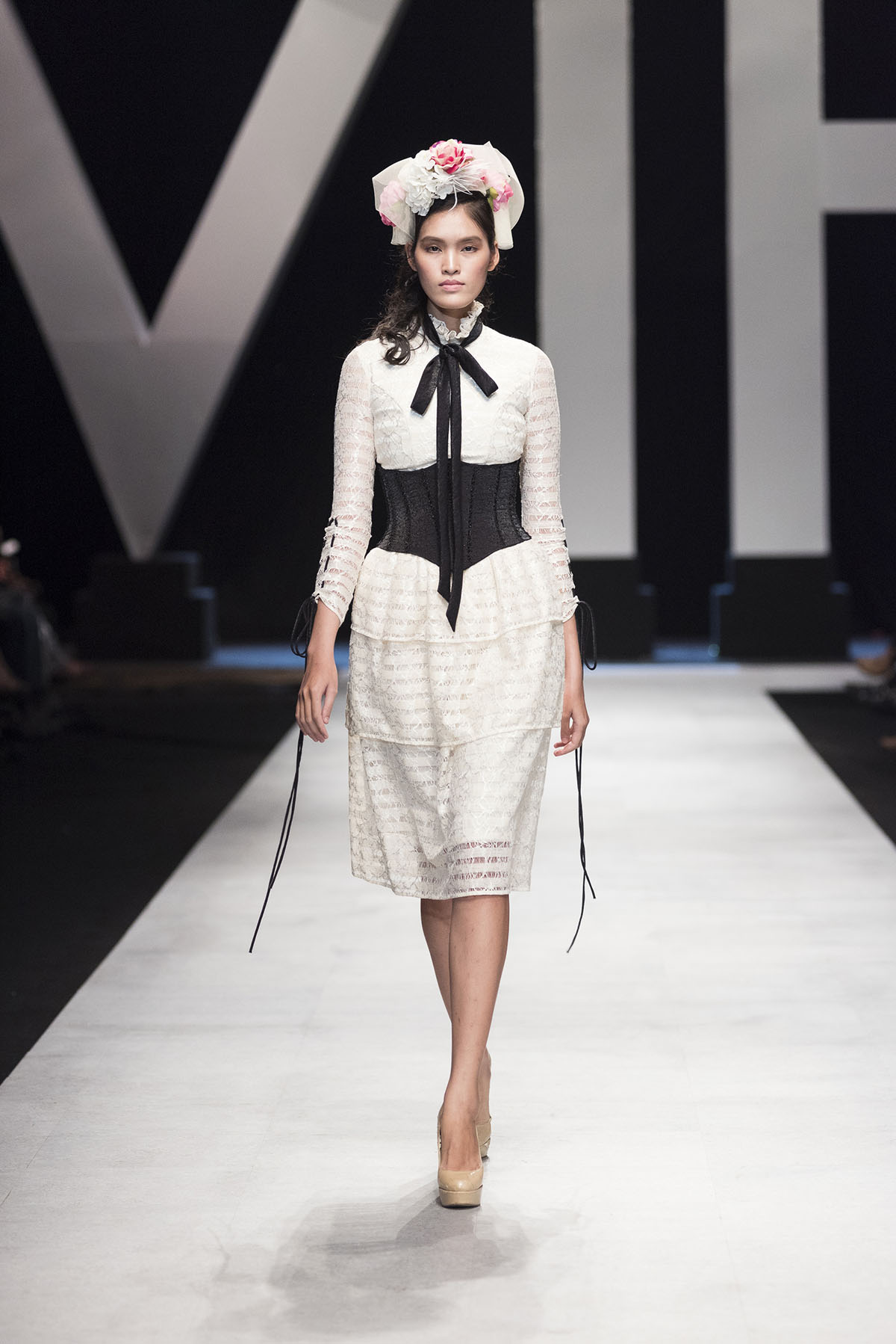 Vương hậu Marie Antoinette, Lan Khuê vấp tế trên sàn catwalk vì váy áo quá nặng