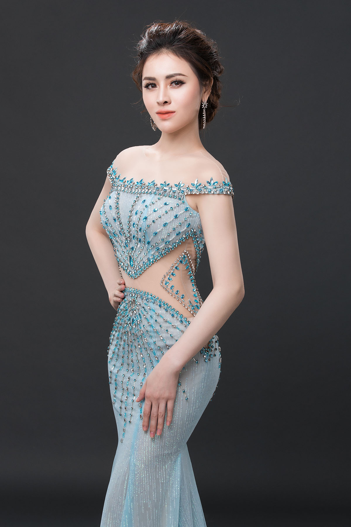 Thư Dung diện váy bó sát khoe đường cong mướt mắt trước thềm chung kết Miss Eco International 2018