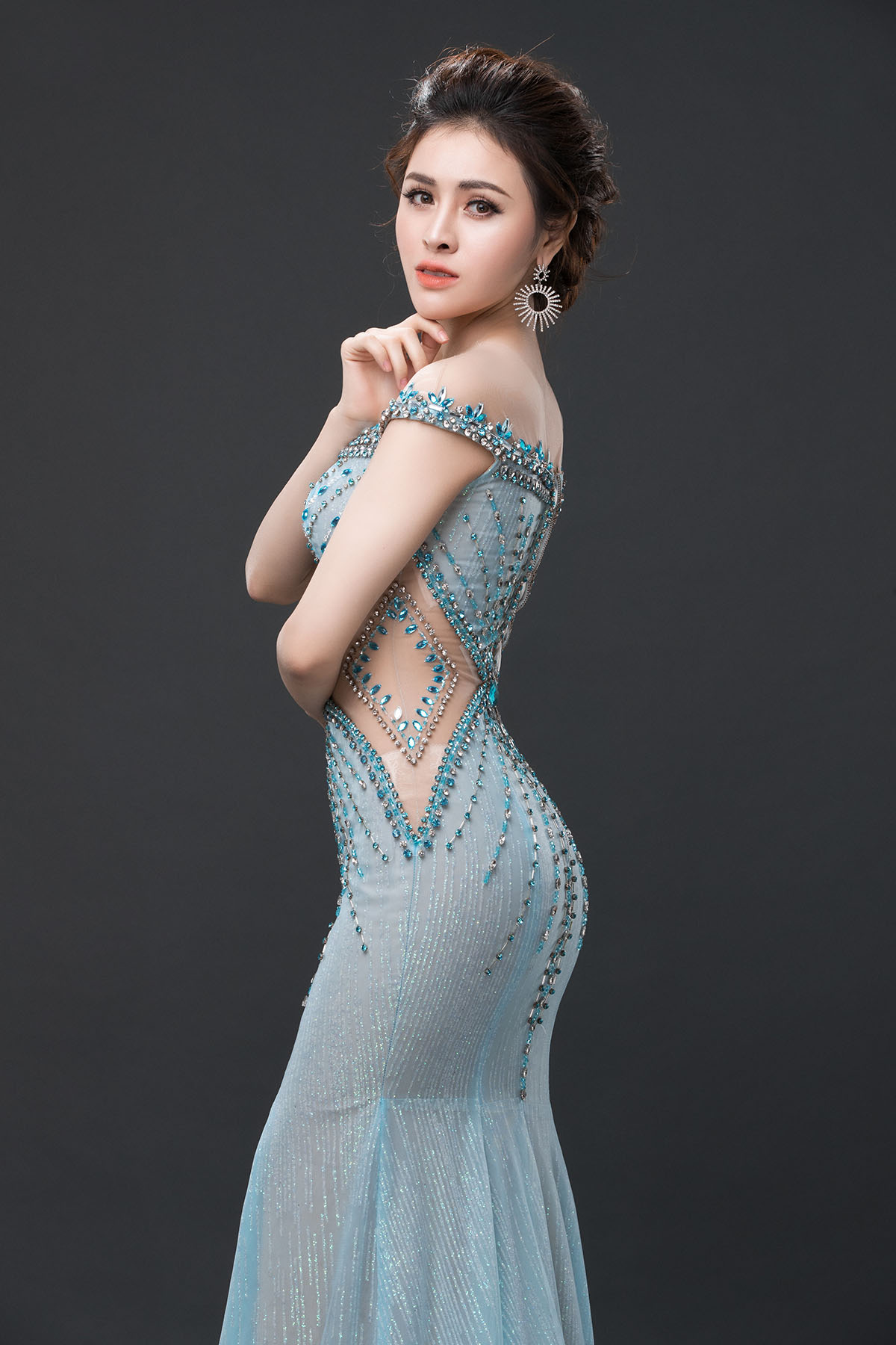 Thư Dung diện váy bó sát khoe đường cong mướt mắt trước thềm chung kết Miss Eco International 2018