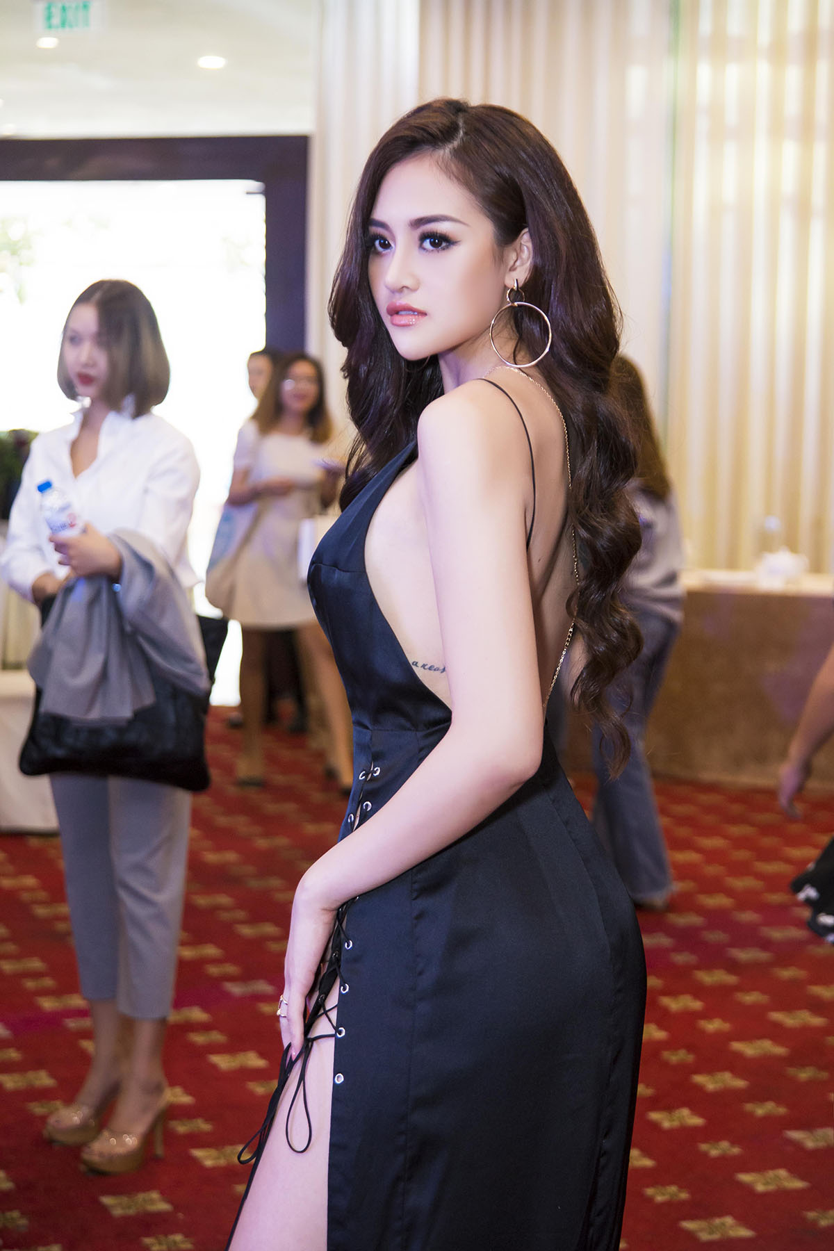 Diễn viên Thuỳ Anh diện đầm cắt xẻ táo bạo khiến người đối diện 'bỏng mắt'