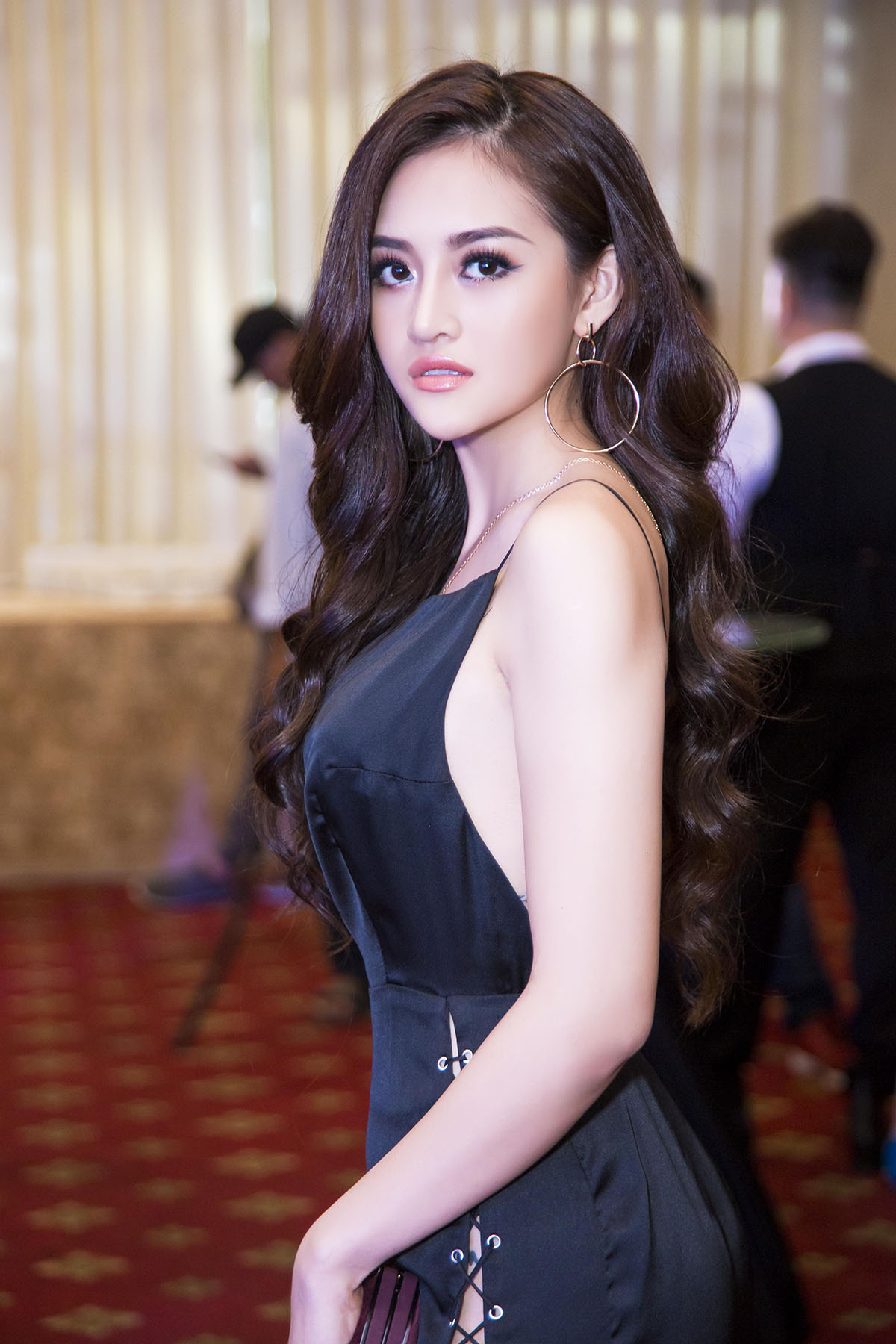 Diễn viên Thuỳ Anh diện đầm cắt xẻ táo bạo khiến người đối diện 'bỏng mắt'
