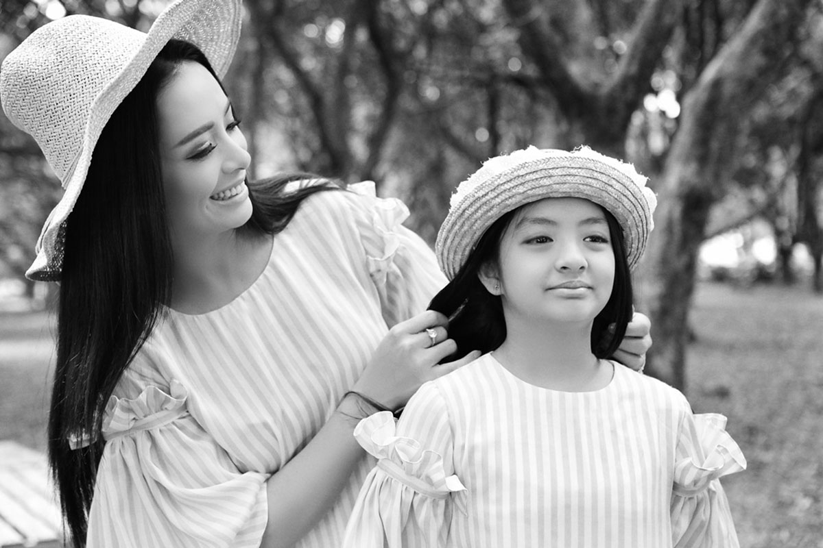 Con gái Thuý Hằng tựa công chúa quấn quýt bên mẹ