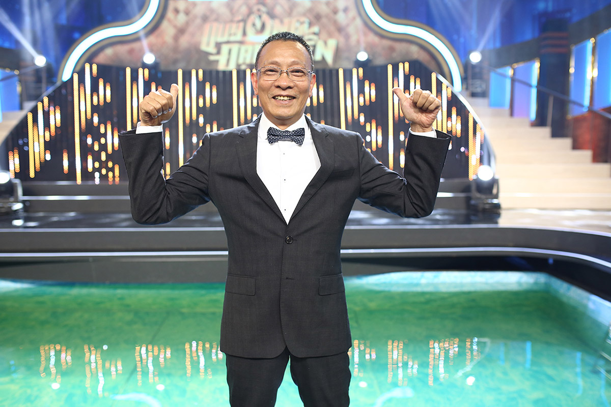 Nhà báo Lại Văn Sâm hóa “bố già” chất lừ bên các mỹ nữ showbiz Việt
