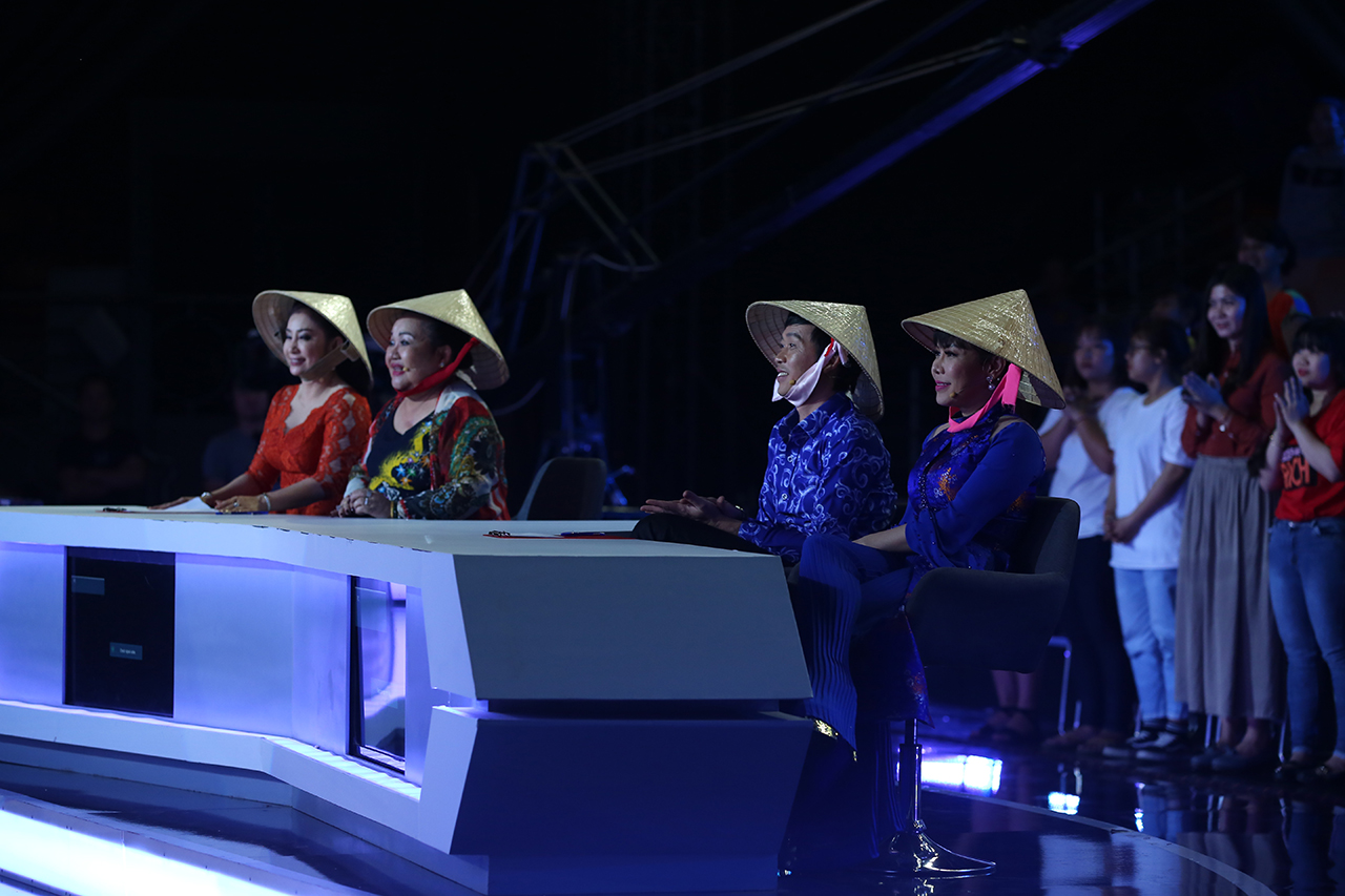 Việt Hương đọ catwalk cùng dàn mẫu tái chế Thái Lan