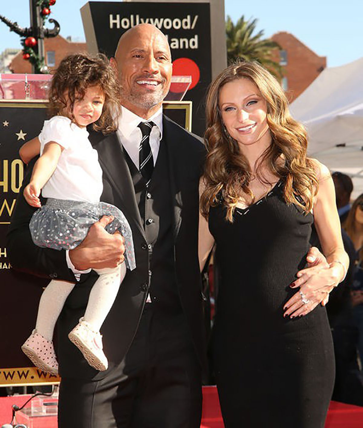 Ông bố khổng lồ Dwayne Johnson gây sốt khi bế con gái mới sinh trên tay