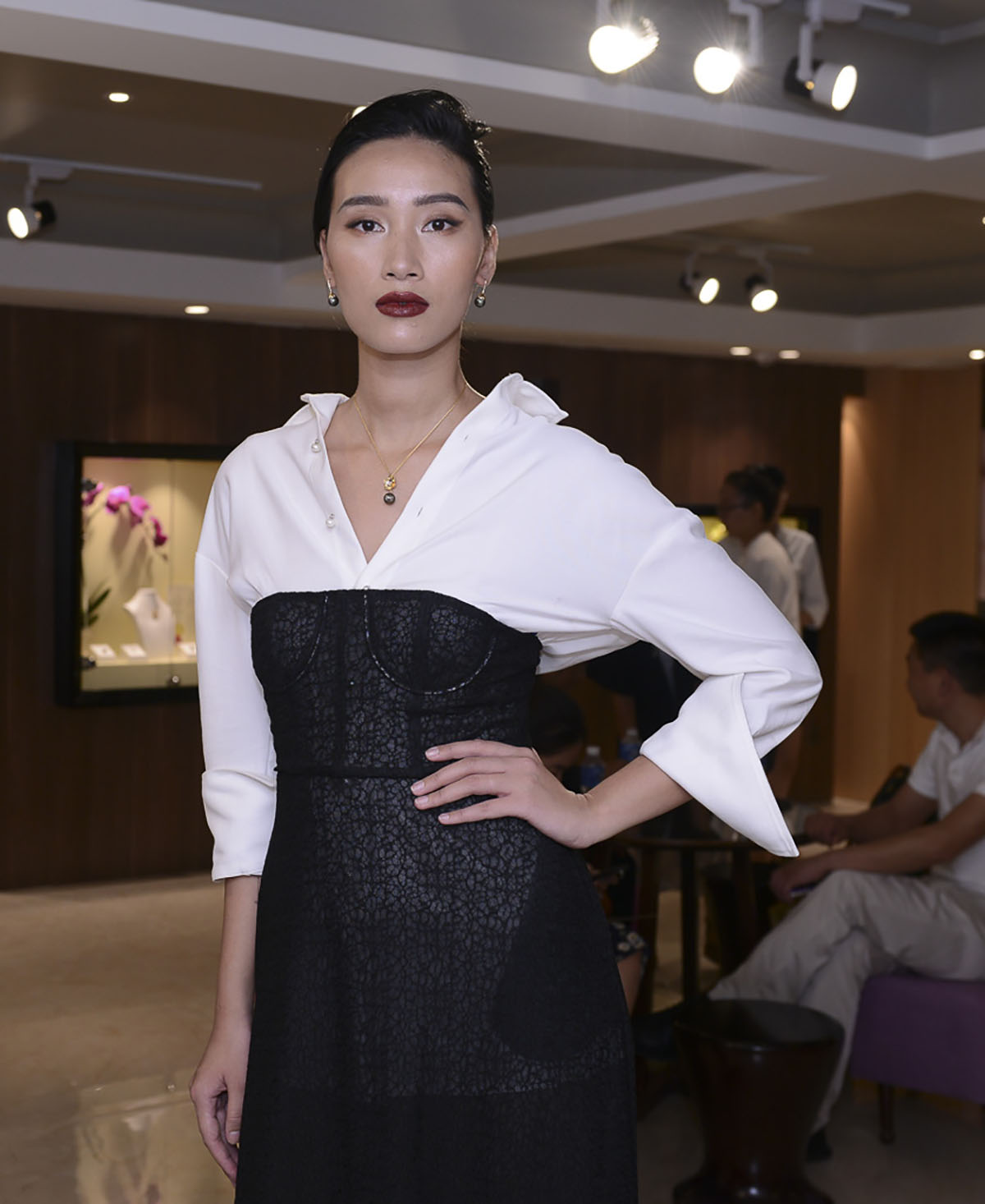 Trang Khiếu tái xuất cực xinh đẹp sau khi ở ẩn sinh con trai