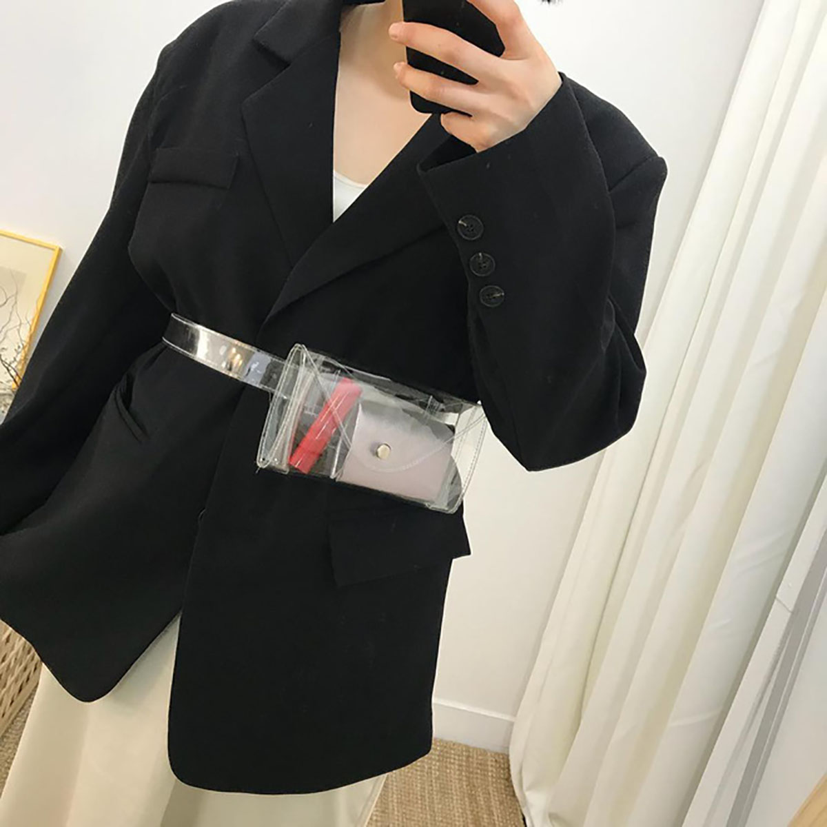 Waist bag trong suốt: Trendy, độc đáo, tươi mới và trông cực kỳ 'summer'