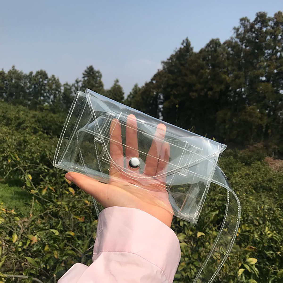Waist bag trong suốt: Trendy, độc đáo, tươi mới và trông cực kỳ 'summer'