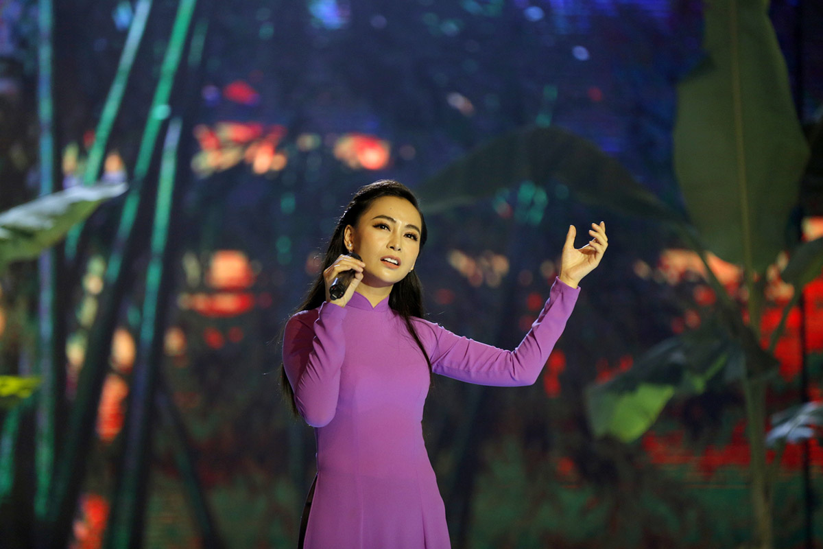 Mỹ Ngọc hội ngộ đầy xúc động cùng mẹ trên sân khấu 'Duyên dáng bolero'