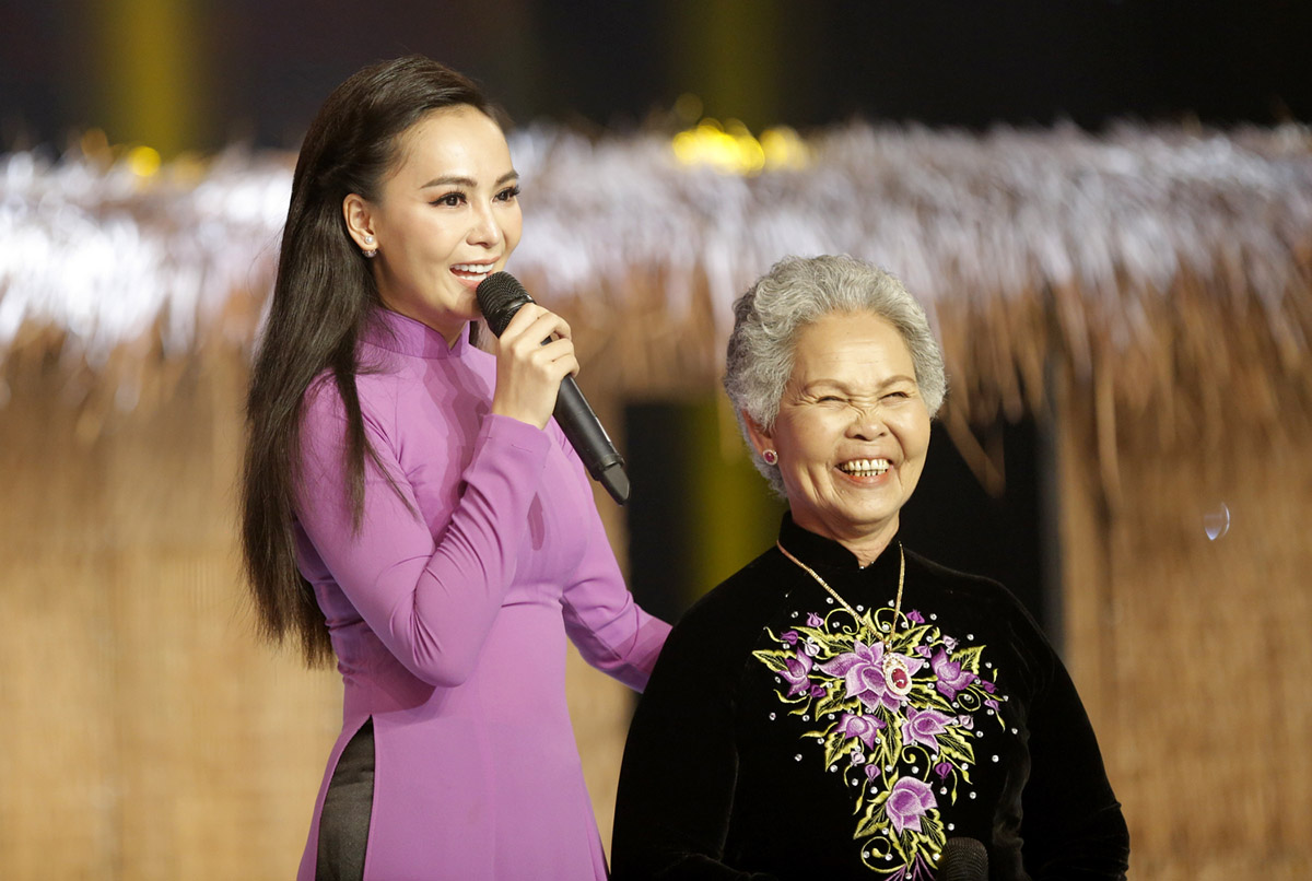 Mỹ Ngọc hội ngộ đầy xúc động cùng mẹ trên sân khấu 'Duyên dáng bolero'
