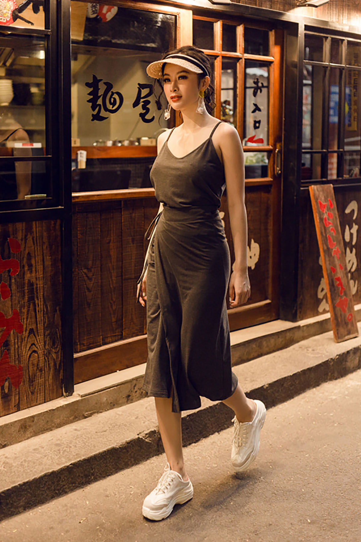 Angela Phương Trinh gợi ý chọn đồ gợi cảm dạo phố mùa hè
