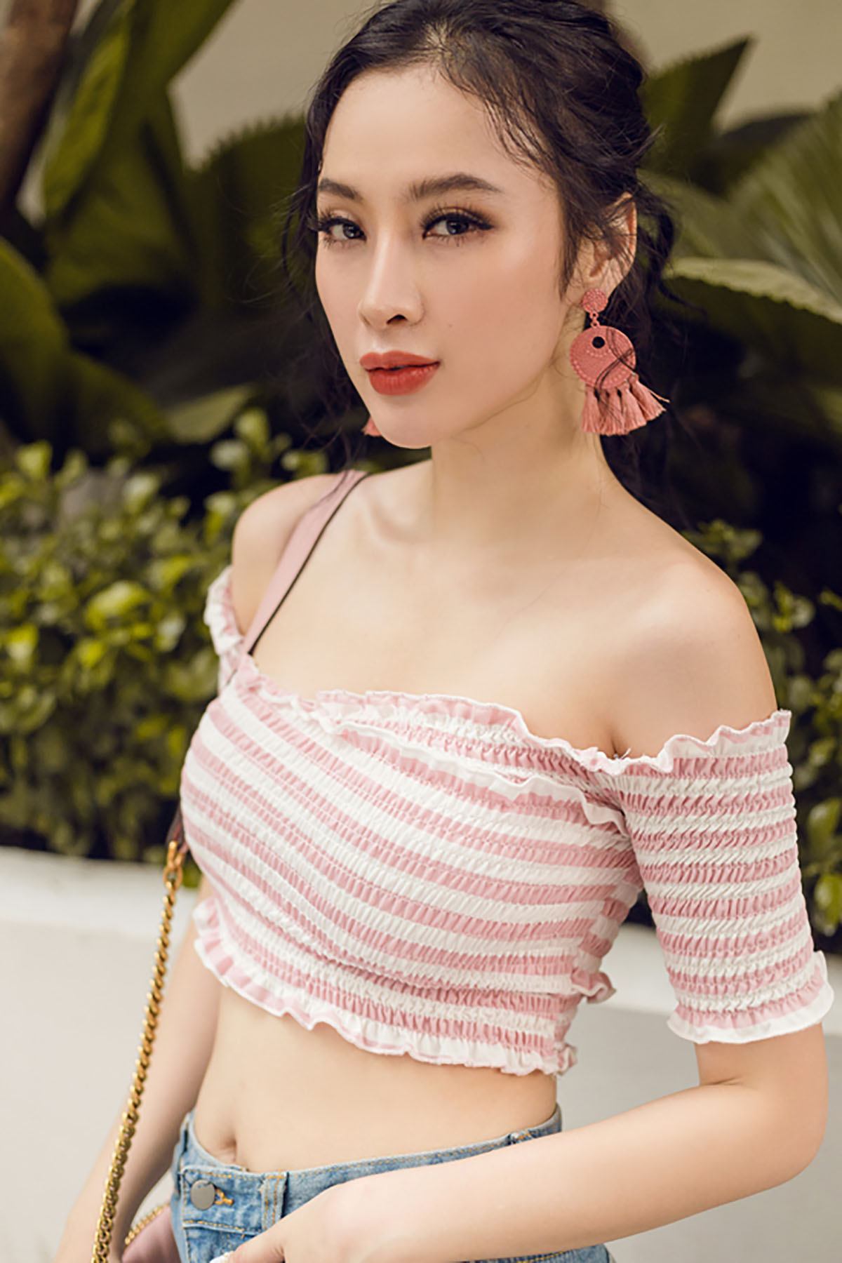 Angela Phương Trinh gợi ý chọn đồ gợi cảm dạo phố mùa hè