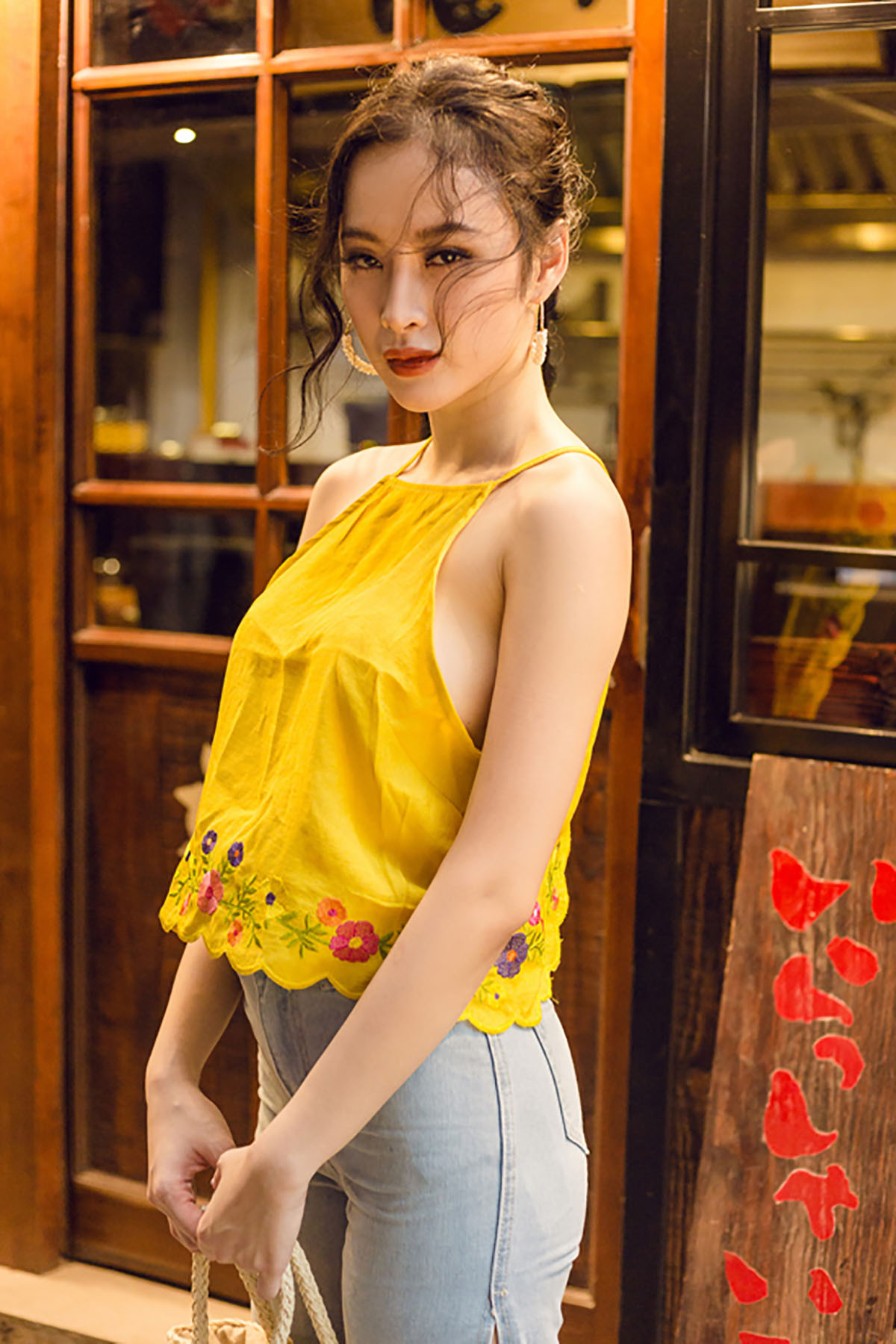 Angela Phương Trinh gợi ý chọn đồ gợi cảm dạo phố mùa hè