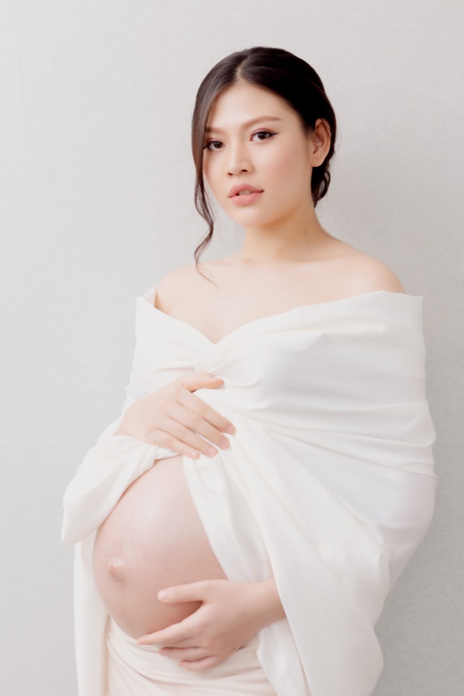 Bụng bầu 'vượt mặt', Chúng Huyền Thanh được ông xã Jay Quân chăm sóc từ 'chân tơ kẽ tóc'