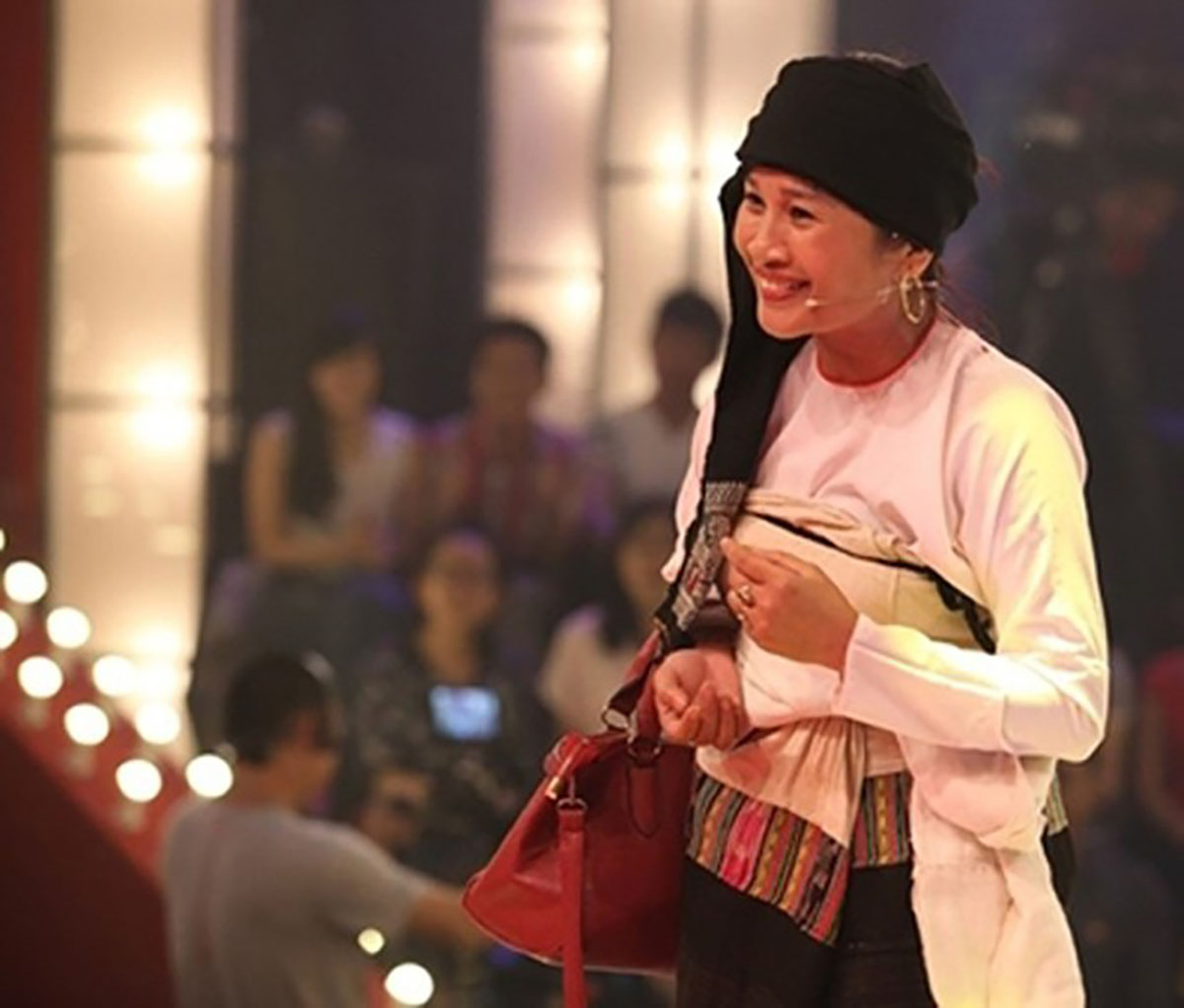 Lê Thị Dần 'Thách thức danh hài' lột xác ngoạn mục, lấn sân showbiz