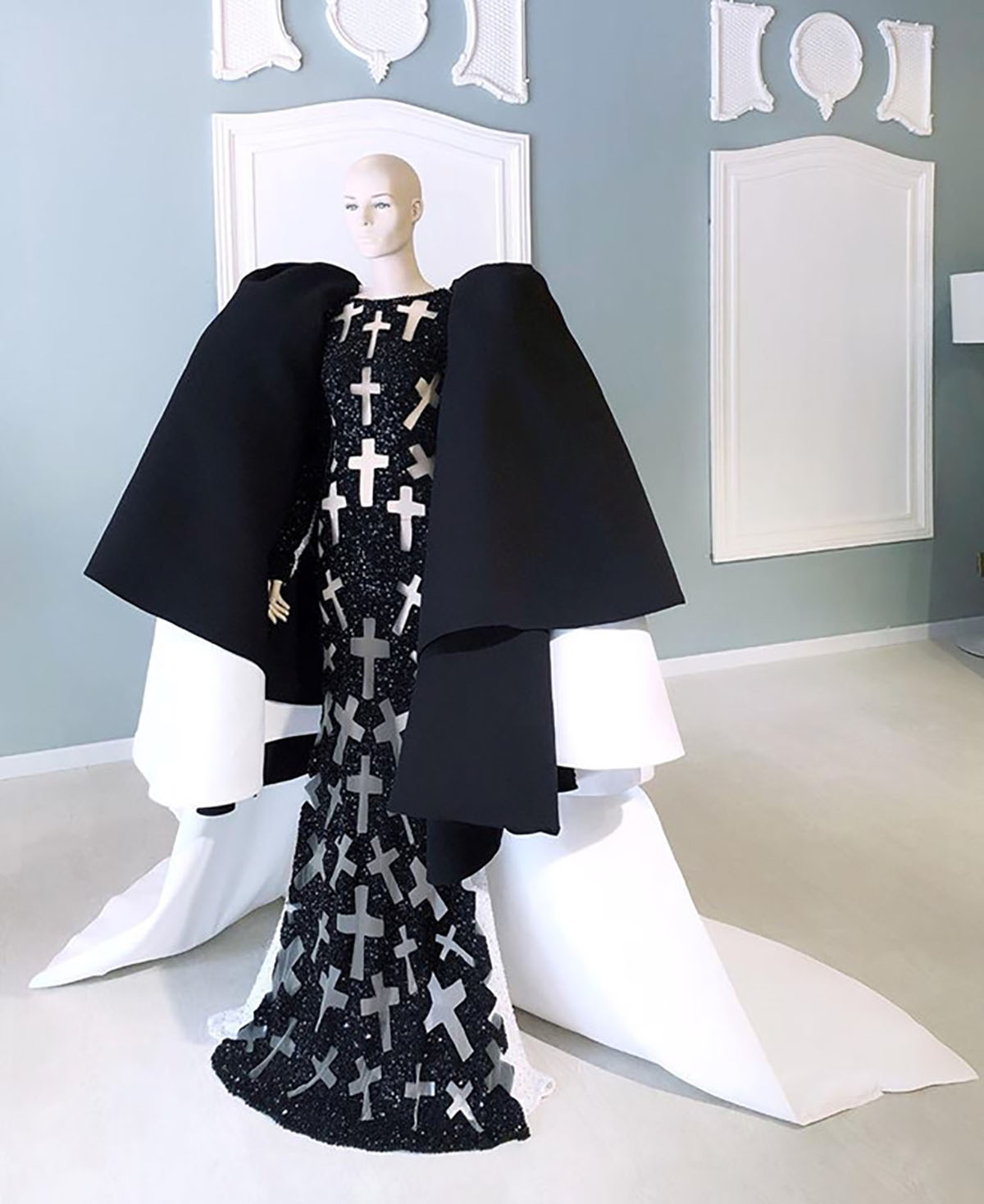 Váy của Lý Quí Khánh xuất hiện trên thảm đỏ Met Gala