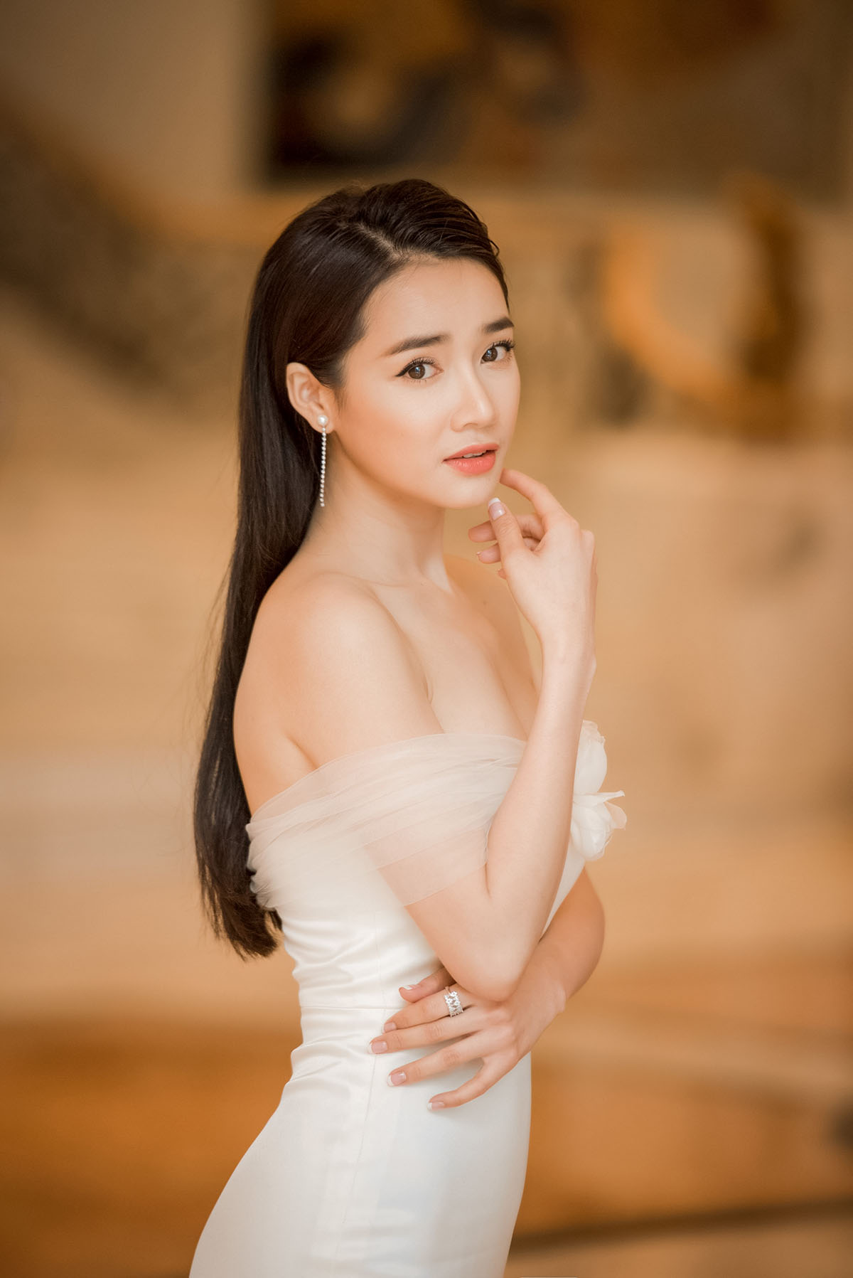 Nhã Phương vai trần khoe vòng 1 gợi cảm tại sự kiện