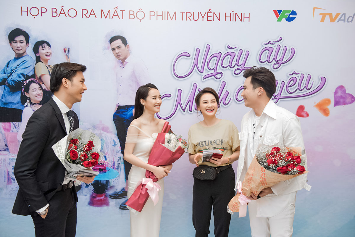 Nhã Phương vai trần khoe vòng 1 gợi cảm tại sự kiện