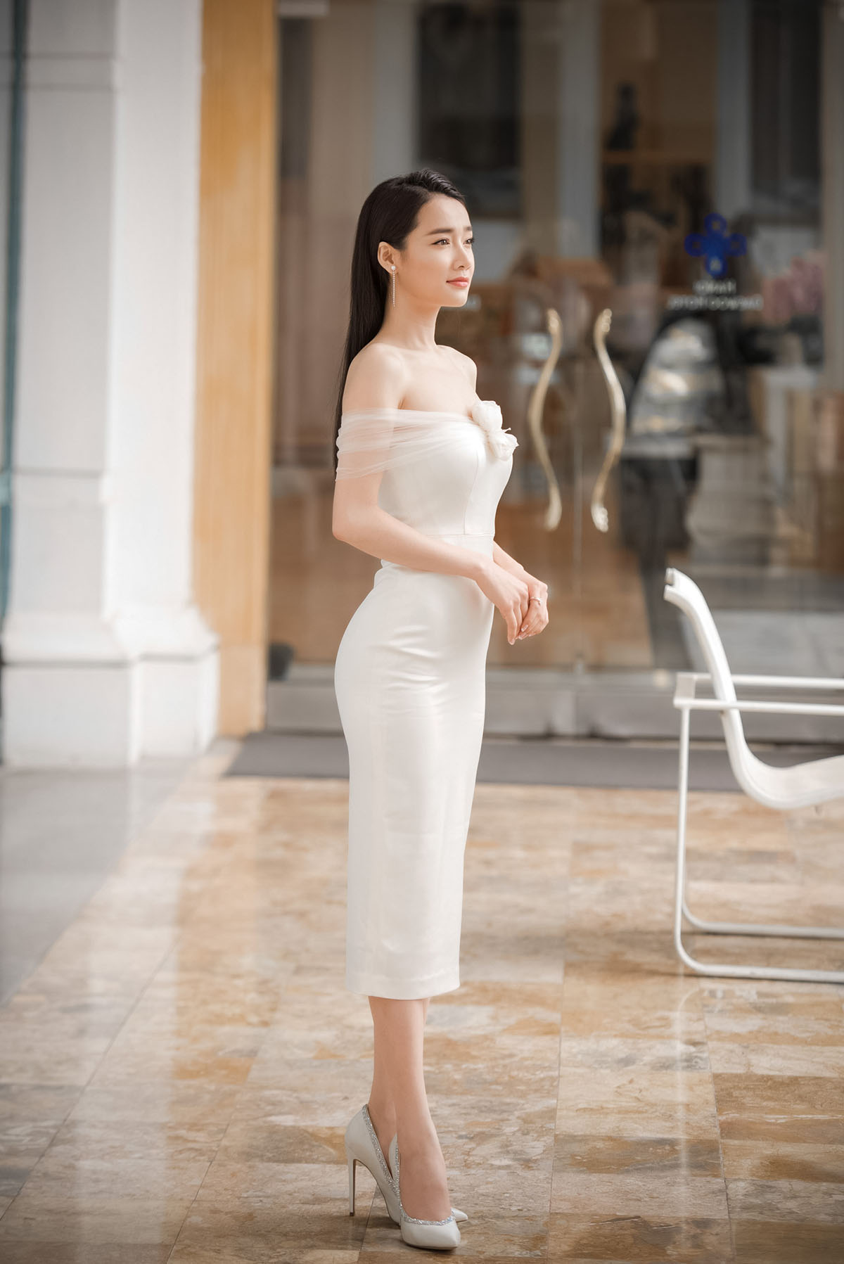 Nhã Phương vai trần khoe vòng 1 gợi cảm tại sự kiện