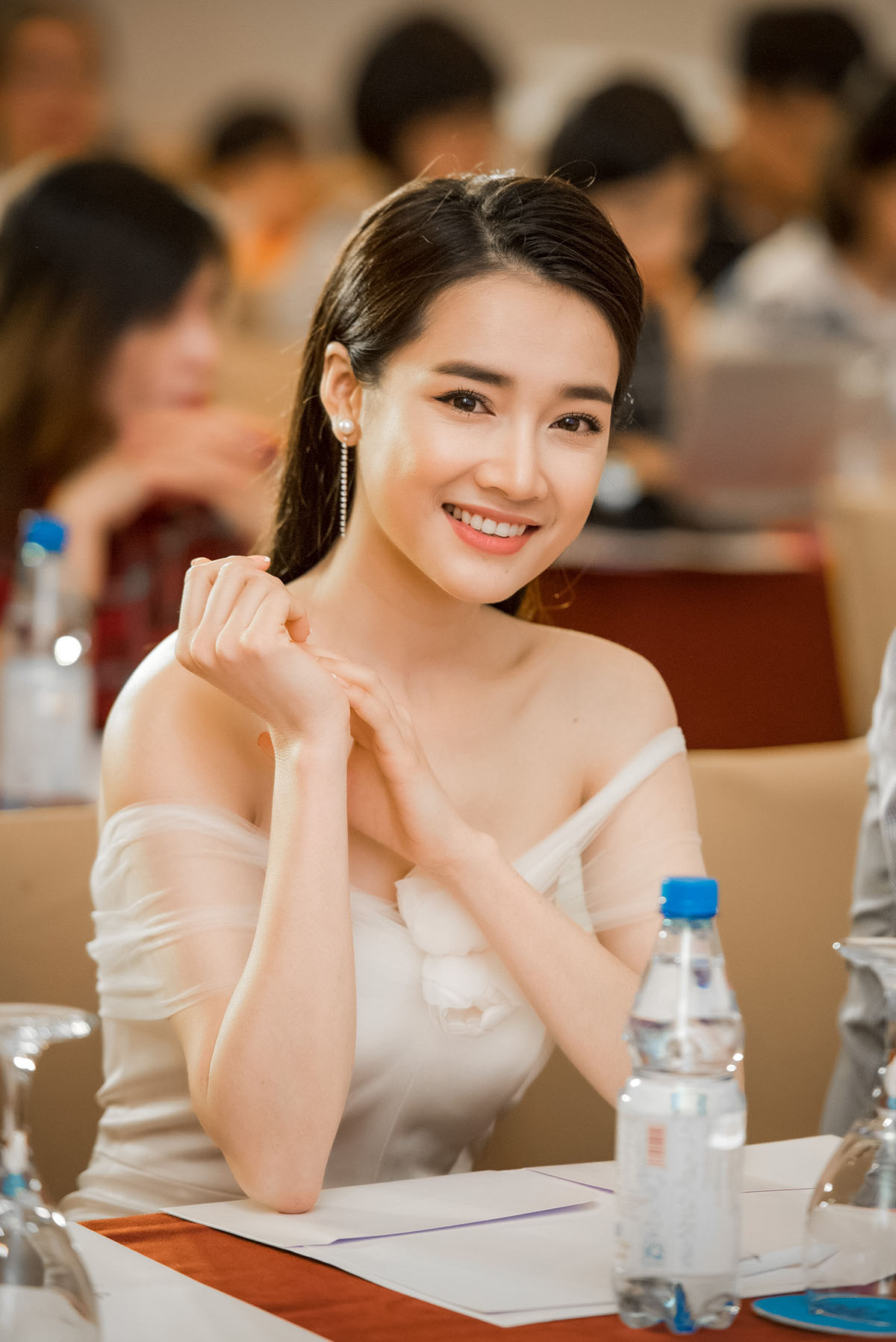 Nhã Phương vai trần khoe vòng 1 gợi cảm tại sự kiện