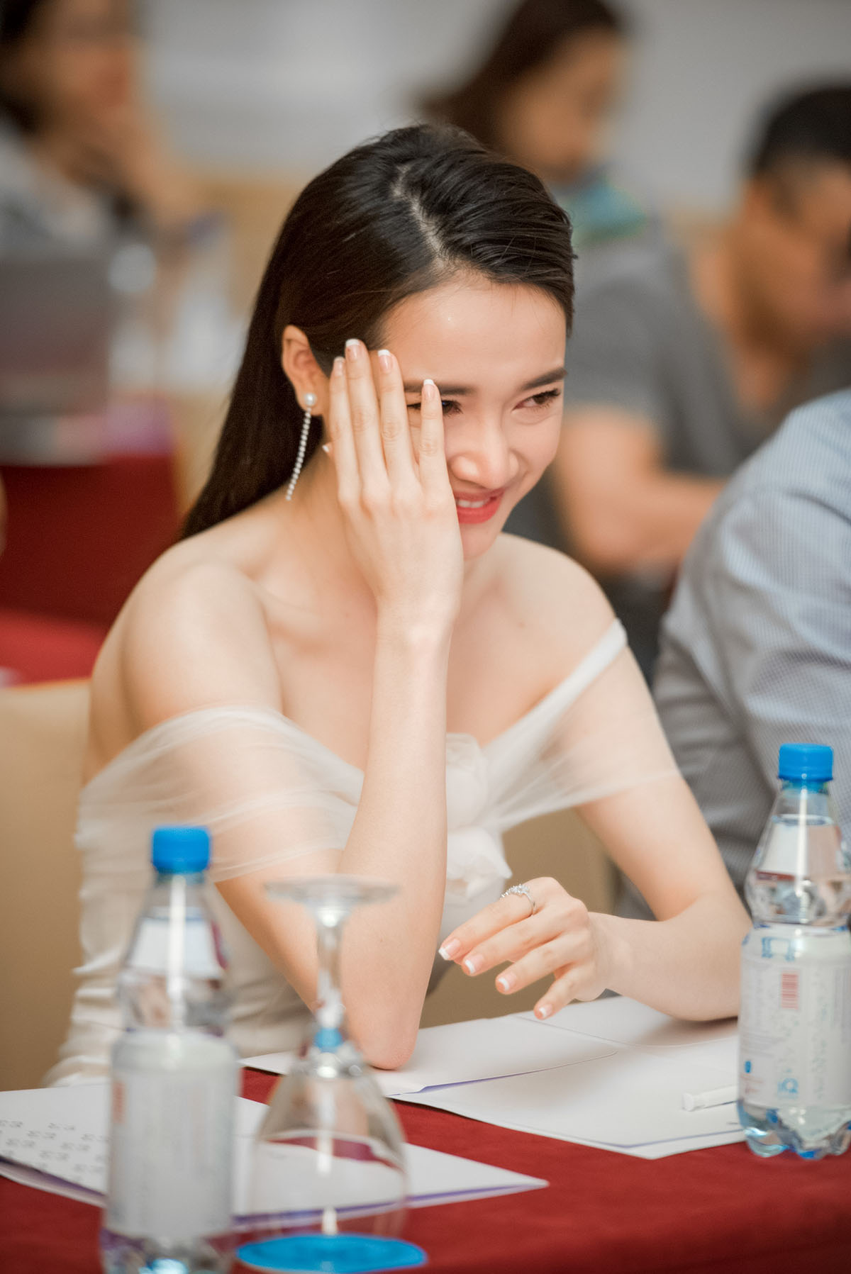 Nhã Phương vai trần khoe vòng 1 gợi cảm tại sự kiện