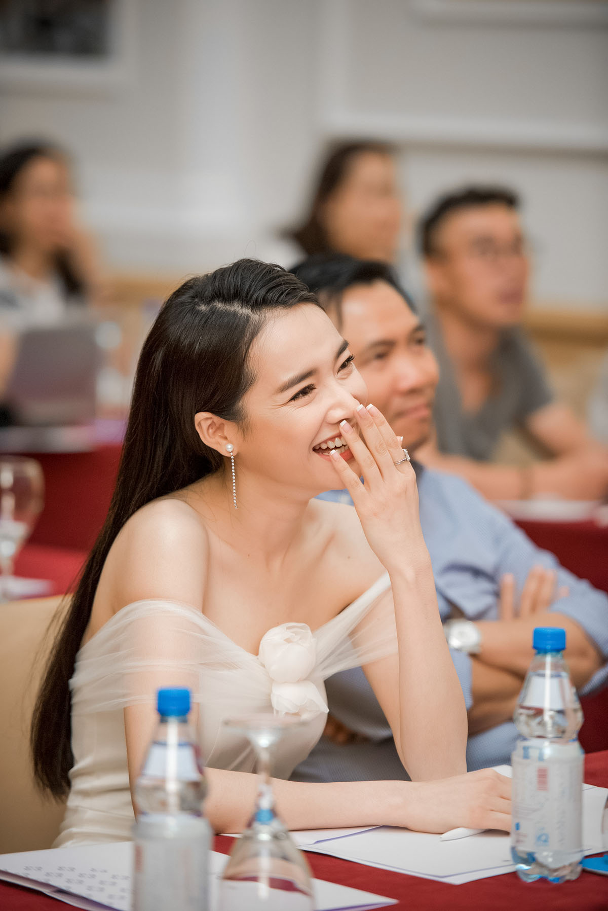 Nhã Phương vai trần khoe vòng 1 gợi cảm tại sự kiện