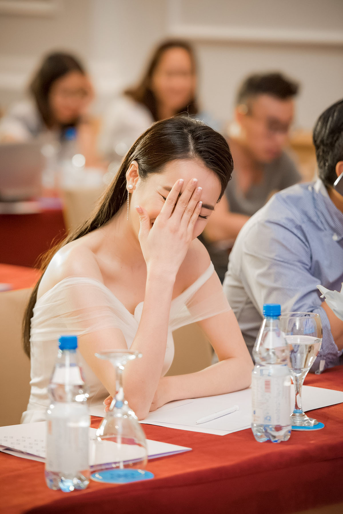 Nhã Phương vai trần khoe vòng 1 gợi cảm tại sự kiện