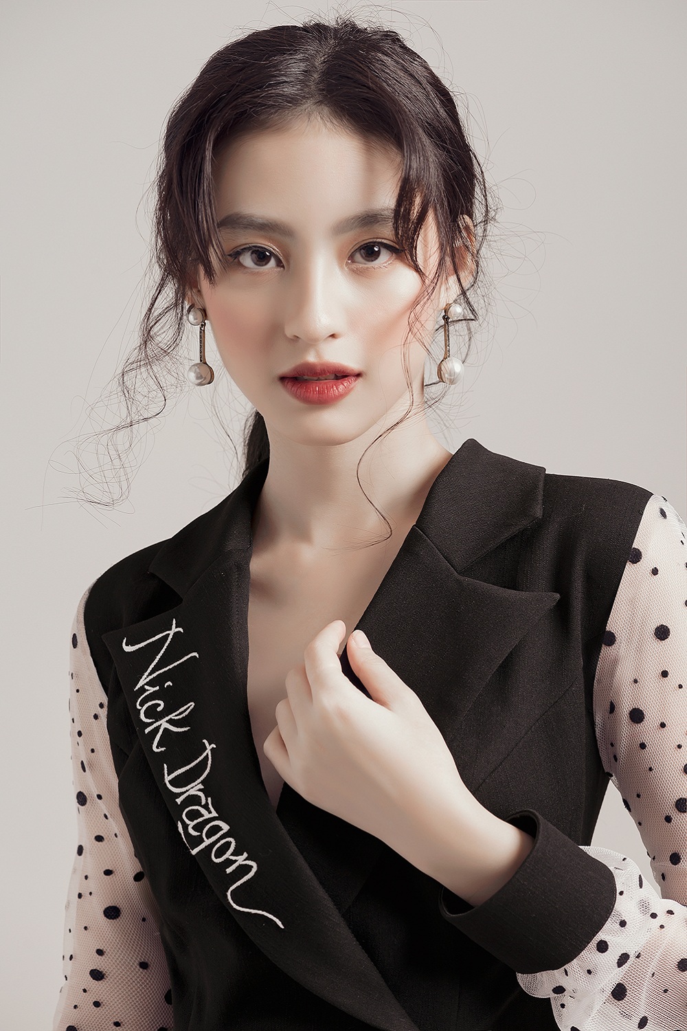 Hotgirl Ngọc Minh Dương đẹp dịu dàng trong thiết kế Nick Dragon
