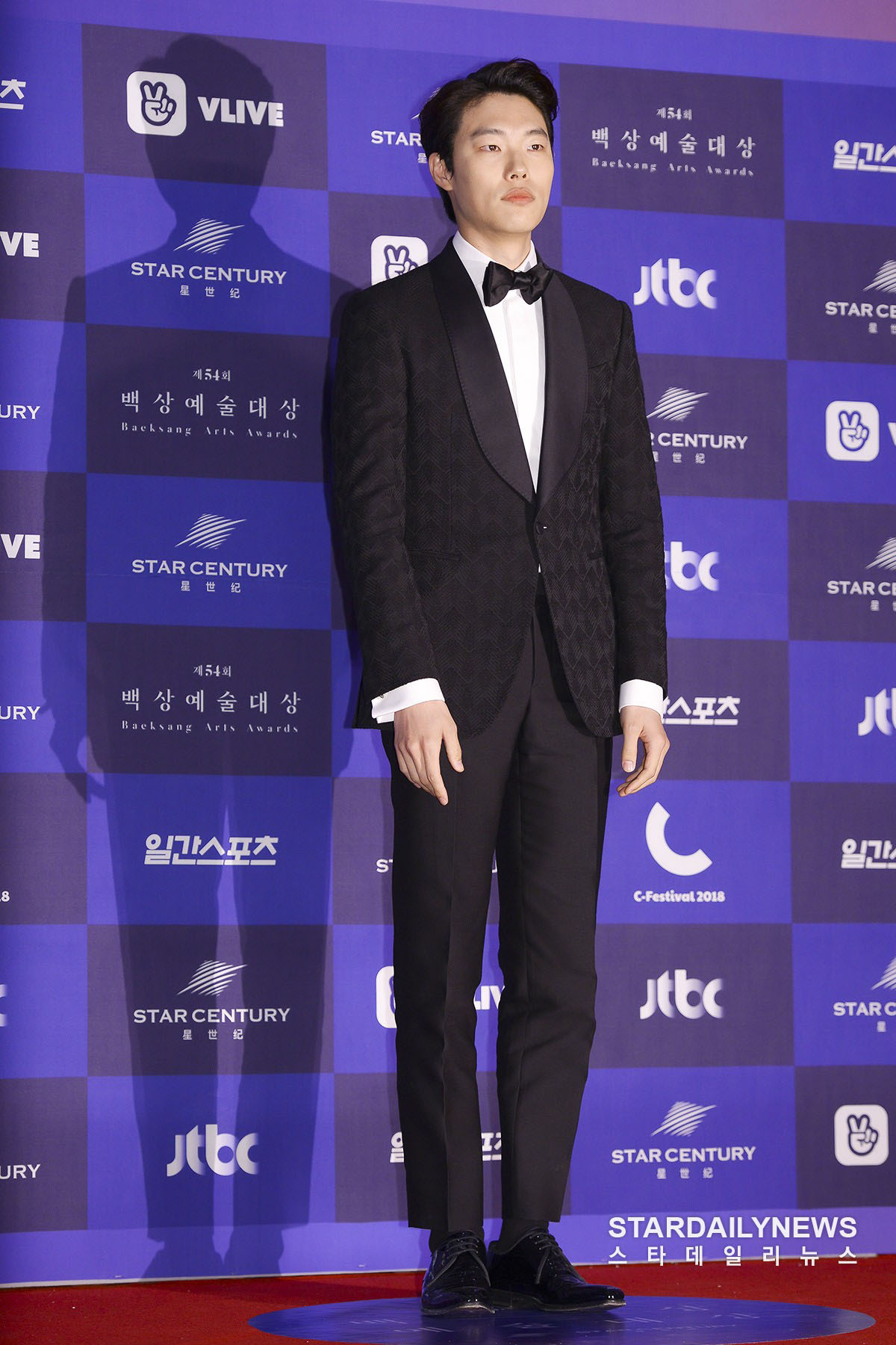 Thảm đỏ Baeksang 2018: 'Chị đẹp' Son Ye Jin, Jung Hae In cùng loạt sao hạng A sang chảnh trên thảm đỏ
