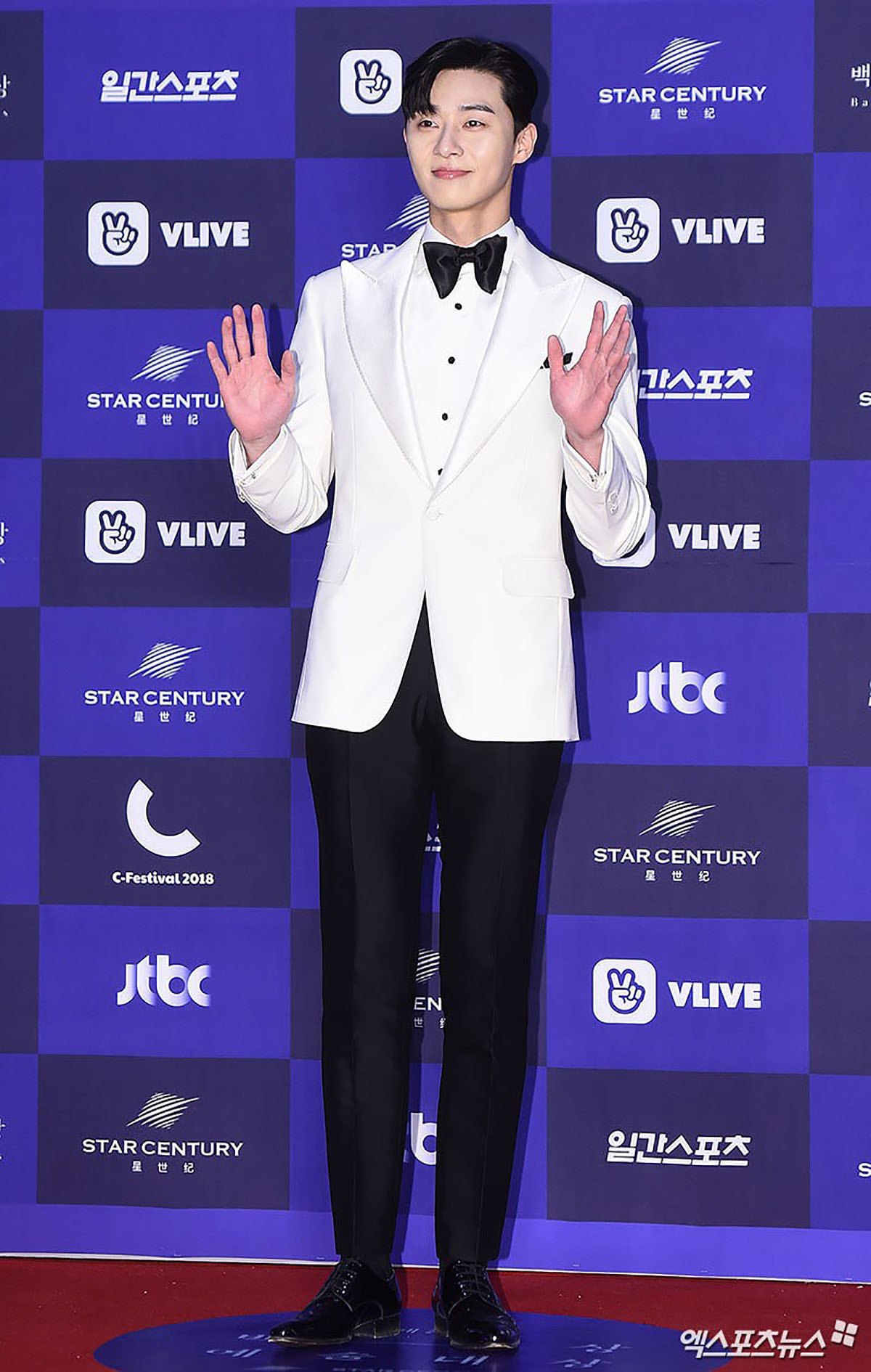 Thảm đỏ Baeksang 2018: 'Chị đẹp' Son Ye Jin, Jung Hae In cùng loạt sao hạng A sang chảnh trên thảm đỏ