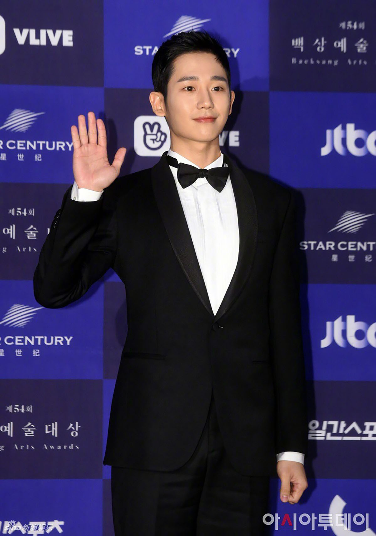 Thảm đỏ Baeksang 2018: 'Chị đẹp' Son Ye Jin, Jung Hae In cùng loạt sao hạng A sang chảnh trên thảm đỏ